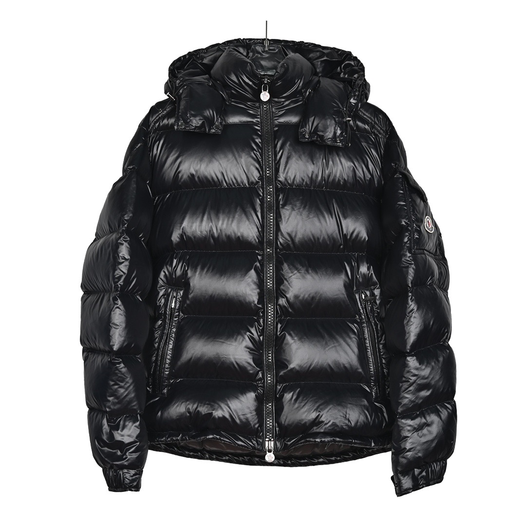 ＃暖冬福利 𝐌𝐨𝐧𝐜𝐥𝐞𝐫 𝐌𝐚𝐲𝐚 蒙口 盟可睐 MAYA玛雅 陈奕迅同款短款羽绒服\\r \\r 🔝产品配色：黑色 灰色 藏青\\r \\r 🔝产品尺码： 1码 2码 3码 4码 5 码 6码\\r \\r 🔝受到8年代标致性外套的影响，Maya夹克以现代风格和尖端元素重新审视了𝗠𝗼𝗻𝗰𝗲𝗿档案中的造型，这是品牌在滑雪装备方面获得的专业成果。无论在运动方面， 还是在服饰风格，这件高性能和积极精神的夹克具有好胜者强烈要求夺冠的所有元素。\\r \\r 🔝产品工艺：\\r 1️⃣原版Nfc感应式防伪芯片\\r 2️⃣国标95%纯白鸭绒，市面独家使用顶级羽绒，绝不吹虚鹅绒等一系列的错误理解\\r 3️⃣ 面料： 100% 锦纶; 里料： 100% 锦纶 ，市面最顶级没有之一，一切遵照原版定制。\\r 4⃣️原代加工厂出品电镀五金，全部原厂定制，非市场各类复刻版\\r 5⃣️某某狼同代工厂出品，在品质方面一直是不去含糊，大厂出货大家都懂工人的工艺、QA与Qc品检 不是市面小厂可比的。-选品中心