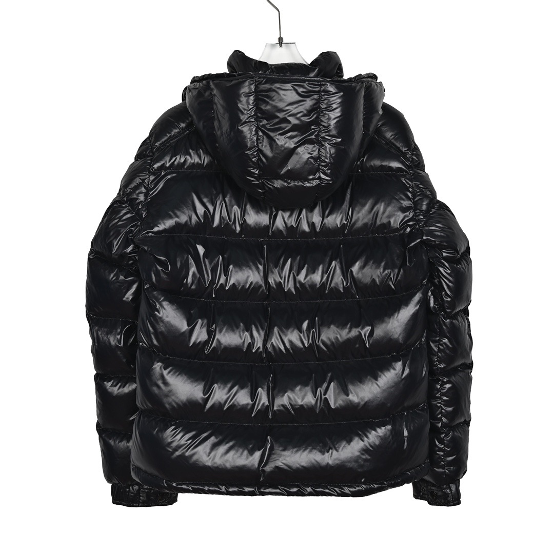 图片[2]-＃暖冬福利 𝐌𝐨𝐧𝐜𝐥𝐞𝐫 𝐌𝐚𝐲𝐚 蒙口 盟可睐 MAYA玛雅 陈奕迅同款短款羽绒服\\r \\r 🔝产品配色：黑色 灰色 藏青\\r \\r 🔝产品尺码： 1码 2码 3码 4码 5 码 6码\\r \\r 🔝受到8年代标致性外套的影响，Maya夹克以现代风格和尖端元素重新审视了𝗠𝗼𝗻𝗰𝗲𝗿档案中的造型，这是品牌在滑雪装备方面获得的专业成果。无论在运动方面， 还是在服饰风格，这件高性能和积极精神的夹克具有好胜者强烈要求夺冠的所有元素。\\r \\r 🔝产品工艺：\\r 1️⃣原版Nfc感应式防伪芯片\\r 2️⃣国标95%纯白鸭绒，市面独家使用顶级羽绒，绝不吹虚鹅绒等一系列的错误理解\\r 3️⃣ 面料： 100% 锦纶; 里料： 100% 锦纶 ，市面最顶级没有之一，一切遵照原版定制。\\r 4⃣️原代加工厂出品电镀五金，全部原厂定制，非市场各类复刻版\\r 5⃣️某某狼同代工厂出品，在品质方面一直是不去含糊，大厂出货大家都懂工人的工艺、QA与Qc品检 不是市面小厂可比的。-选品中心