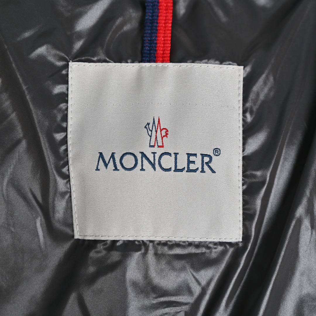 图片[6]-＃暖冬福利 𝐌𝐨𝐧𝐜𝐥𝐞𝐫 𝐌𝐚𝐲𝐚 蒙口 盟可睐 MAYA玛雅 陈奕迅同款短款羽绒服\\r \\r 🔝产品配色：黑色 灰色 藏青\\r \\r 🔝产品尺码： 1码 2码 3码 4码 5 码 6码\\r \\r 🔝受到8年代标致性外套的影响，Maya夹克以现代风格和尖端元素重新审视了𝗠𝗼𝗻𝗰𝗲𝗿档案中的造型，这是品牌在滑雪装备方面获得的专业成果。无论在运动方面， 还是在服饰风格，这件高性能和积极精神的夹克具有好胜者强烈要求夺冠的所有元素。\\r \\r 🔝产品工艺：\\r 1️⃣原版Nfc感应式防伪芯片\\r 2️⃣国标95%纯白鸭绒，市面独家使用顶级羽绒，绝不吹虚鹅绒等一系列的错误理解\\r 3️⃣ 面料： 100% 锦纶; 里料： 100% 锦纶 ，市面最顶级没有之一，一切遵照原版定制。\\r 4⃣️原代加工厂出品电镀五金，全部原厂定制，非市场各类复刻版\\r 5⃣️某某狼同代工厂出品，在品质方面一直是不去含糊，大厂出货大家都懂工人的工艺、QA与Qc品检 不是市面小厂可比的。-选品中心