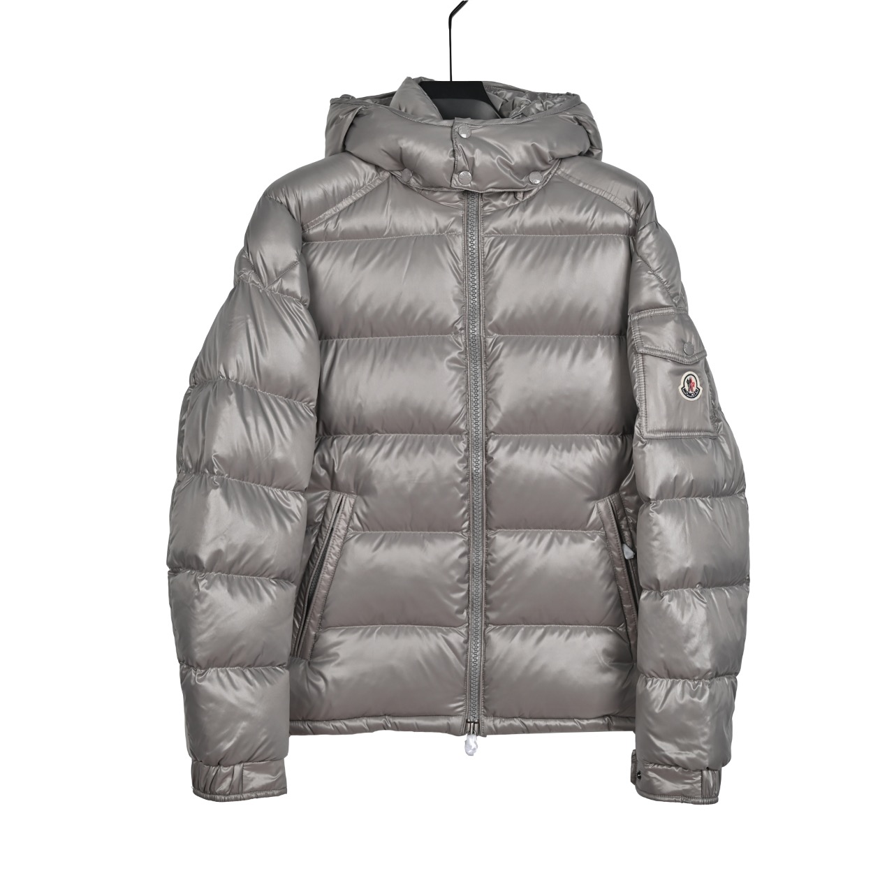 ＃暖冬福利 𝐌𝐨𝐧𝐜𝐥𝐞𝐫 𝐌𝐚𝐲𝐚 蒙口 盟可睐 MAYA玛雅 陈奕迅同款短款羽绒服\\r \\r 🔝产品配色：黑色 灰色 藏青\\r \\r 🔝产品尺码： 1码 2码 3码 4码 5 码 6码\\r \\r 🔝受到8年代标致性外套的影响，Maya夹克以现代风格和尖端元素重新审视了𝗠𝗼𝗻𝗰𝗲𝗿档案中的造型，这是品牌在滑雪装备方面获得的专业成果。无论在运动方面， 还是在服饰风格，这件高性能和积极精神的夹克具有好胜者强烈要求夺冠的所有元素。\\r \\r 🔝产品工艺：\\r 1️⃣原版Nfc感应式防伪芯片\\r 2️⃣国标95%纯白鸭绒，市面独家使用顶级羽绒，绝不吹虚鹅绒等一系列的错误理解\\r 3️⃣ 面料： 100% 锦纶; 里料： 100% 锦纶 ，市面最顶级没有之一，一切遵照原版定制。\\r 4⃣️原代加工厂出品电镀五金，全部原厂定制，非市场各类复刻版\\r 5⃣️某某狼同代工厂出品，在品质方面一直是不去含糊，大厂出货大家都懂工人的工艺、QA与Qc品检 不是市面小厂可比的。-选品中心