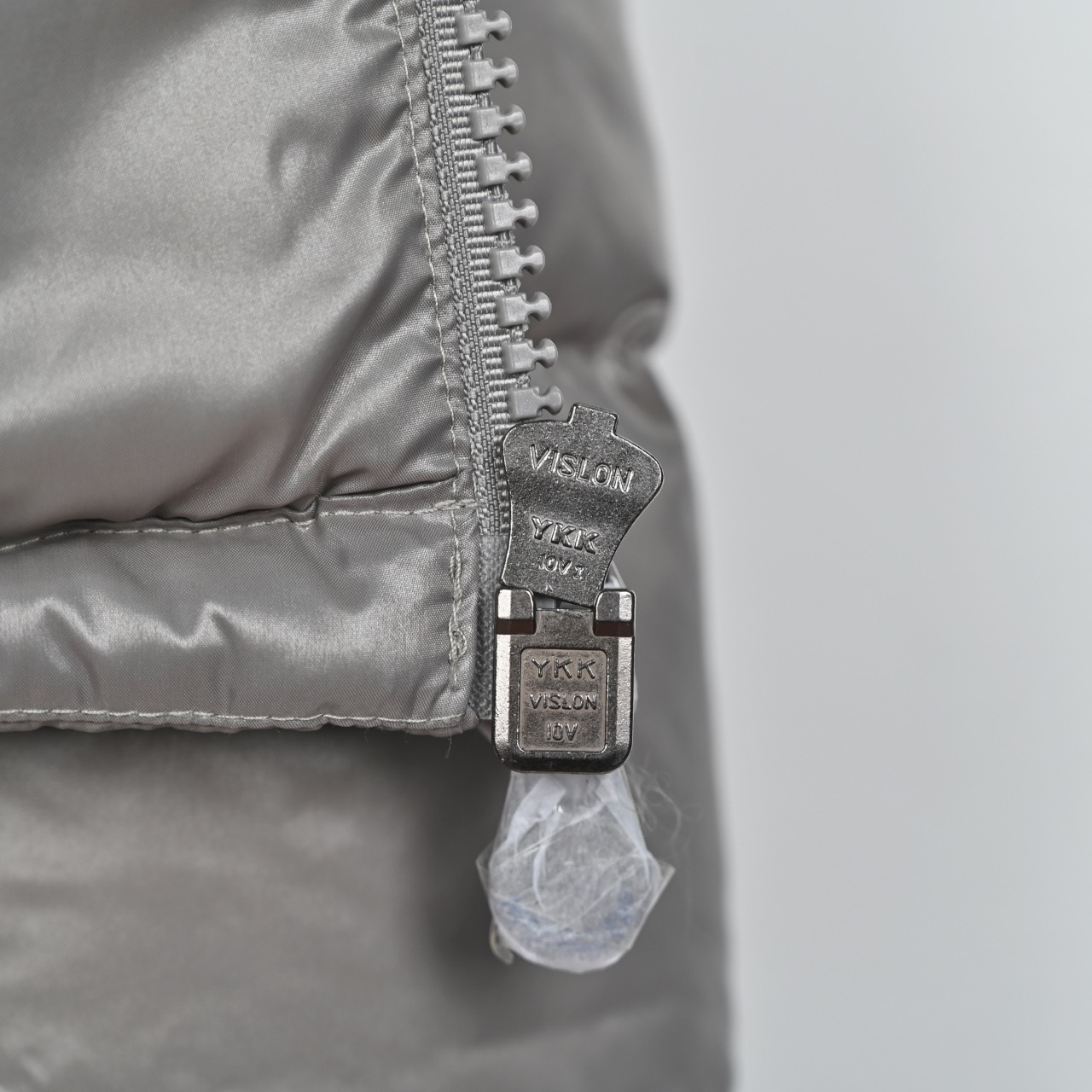 图片[7]-＃暖冬福利 𝐌𝐨𝐧𝐜𝐥𝐞𝐫 𝐌𝐚𝐲𝐚 蒙口 盟可睐 MAYA玛雅 陈奕迅同款短款羽绒服\\r \\r 🔝产品配色：黑色 灰色 藏青\\r \\r 🔝产品尺码： 1码 2码 3码 4码 5 码 6码\\r \\r 🔝受到8年代标致性外套的影响，Maya夹克以现代风格和尖端元素重新审视了𝗠𝗼𝗻𝗰𝗲𝗿档案中的造型，这是品牌在滑雪装备方面获得的专业成果。无论在运动方面， 还是在服饰风格，这件高性能和积极精神的夹克具有好胜者强烈要求夺冠的所有元素。\\r \\r 🔝产品工艺：\\r 1️⃣原版Nfc感应式防伪芯片\\r 2️⃣国标95%纯白鸭绒，市面独家使用顶级羽绒，绝不吹虚鹅绒等一系列的错误理解\\r 3️⃣ 面料： 100% 锦纶; 里料： 100% 锦纶 ，市面最顶级没有之一，一切遵照原版定制。\\r 4⃣️原代加工厂出品电镀五金，全部原厂定制，非市场各类复刻版\\r 5⃣️某某狼同代工厂出品，在品质方面一直是不去含糊，大厂出货大家都懂工人的工艺、QA与Qc品检 不是市面小厂可比的。-选品中心