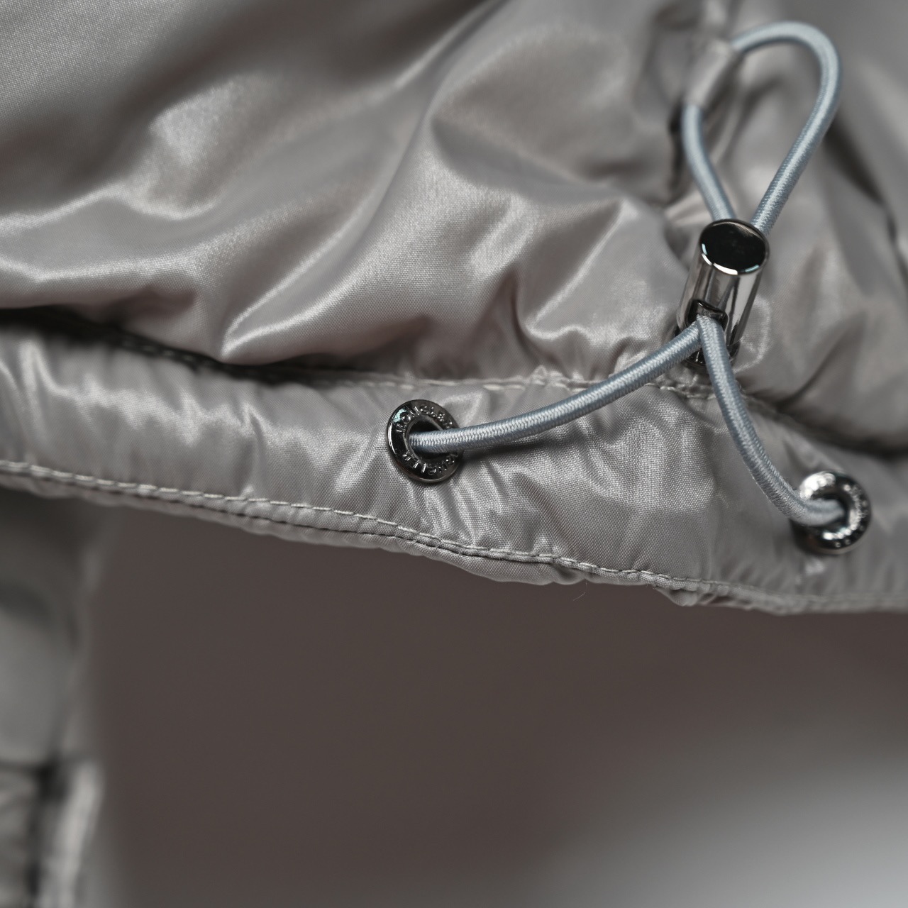 图片[9]-＃暖冬福利 𝐌𝐨𝐧𝐜𝐥𝐞𝐫 𝐌𝐚𝐲𝐚 蒙口 盟可睐 MAYA玛雅 陈奕迅同款短款羽绒服\\r \\r 🔝产品配色：黑色 灰色 藏青\\r \\r 🔝产品尺码： 1码 2码 3码 4码 5 码 6码\\r \\r 🔝受到8年代标致性外套的影响，Maya夹克以现代风格和尖端元素重新审视了𝗠𝗼𝗻𝗰𝗲𝗿档案中的造型，这是品牌在滑雪装备方面获得的专业成果。无论在运动方面， 还是在服饰风格，这件高性能和积极精神的夹克具有好胜者强烈要求夺冠的所有元素。\\r \\r 🔝产品工艺：\\r 1️⃣原版Nfc感应式防伪芯片\\r 2️⃣国标95%纯白鸭绒，市面独家使用顶级羽绒，绝不吹虚鹅绒等一系列的错误理解\\r 3️⃣ 面料： 100% 锦纶; 里料： 100% 锦纶 ，市面最顶级没有之一，一切遵照原版定制。\\r 4⃣️原代加工厂出品电镀五金，全部原厂定制，非市场各类复刻版\\r 5⃣️某某狼同代工厂出品，在品质方面一直是不去含糊，大厂出货大家都懂工人的工艺、QA与Qc品检 不是市面小厂可比的。-选品中心