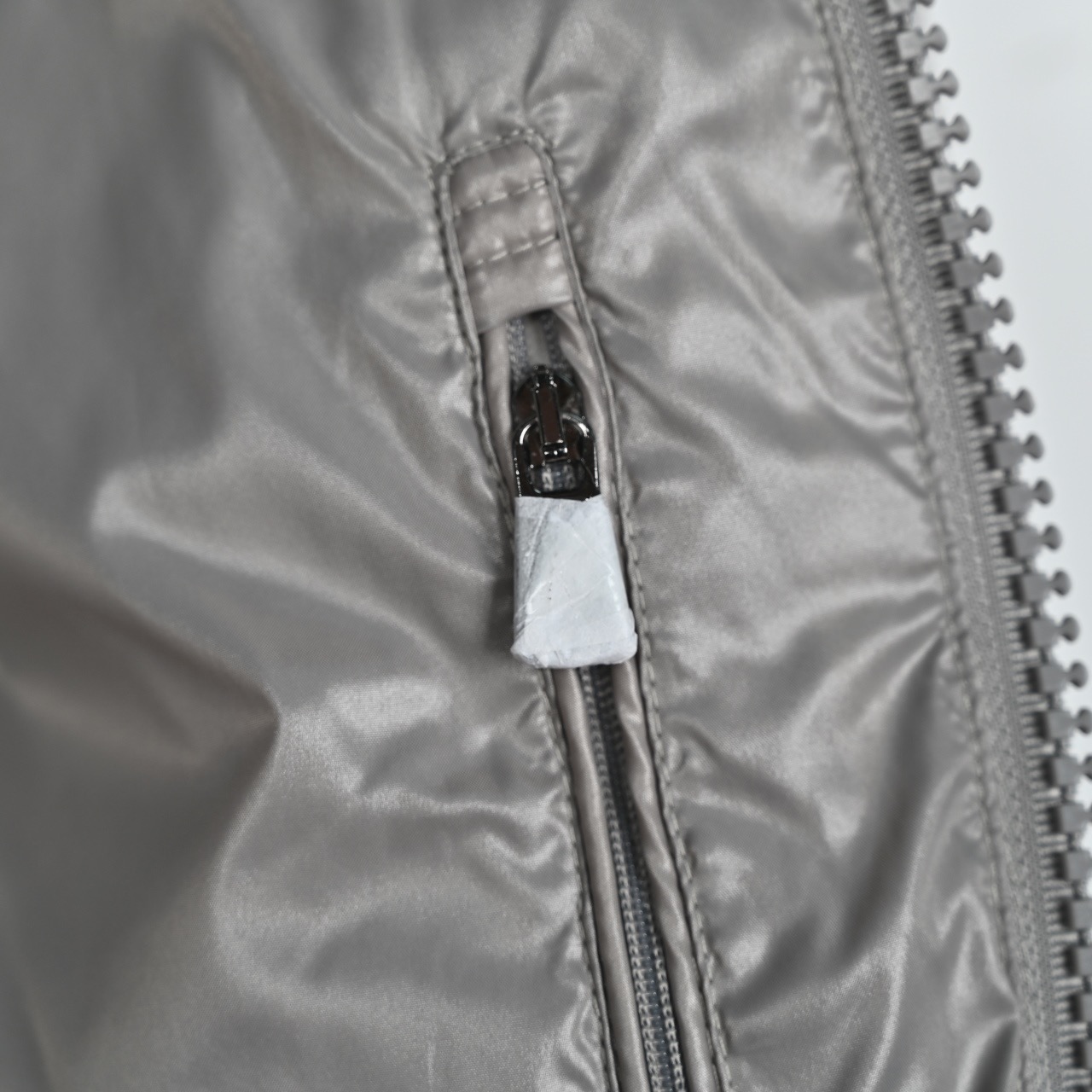 图片[6]-＃暖冬福利 𝐌𝐨𝐧𝐜𝐥𝐞𝐫 𝐌𝐚𝐲𝐚 蒙口 盟可睐 MAYA玛雅 陈奕迅同款短款羽绒服\\r \\r 🔝产品配色：黑色 灰色 藏青\\r \\r 🔝产品尺码： 1码 2码 3码 4码 5 码 6码\\r \\r 🔝受到8年代标致性外套的影响，Maya夹克以现代风格和尖端元素重新审视了𝗠𝗼𝗻𝗰𝗲𝗿档案中的造型，这是品牌在滑雪装备方面获得的专业成果。无论在运动方面， 还是在服饰风格，这件高性能和积极精神的夹克具有好胜者强烈要求夺冠的所有元素。\\r \\r 🔝产品工艺：\\r 1️⃣原版Nfc感应式防伪芯片\\r 2️⃣国标95%纯白鸭绒，市面独家使用顶级羽绒，绝不吹虚鹅绒等一系列的错误理解\\r 3️⃣ 面料： 100% 锦纶; 里料： 100% 锦纶 ，市面最顶级没有之一，一切遵照原版定制。\\r 4⃣️原代加工厂出品电镀五金，全部原厂定制，非市场各类复刻版\\r 5⃣️某某狼同代工厂出品，在品质方面一直是不去含糊，大厂出货大家都懂工人的工艺、QA与Qc品检 不是市面小厂可比的。-选品中心