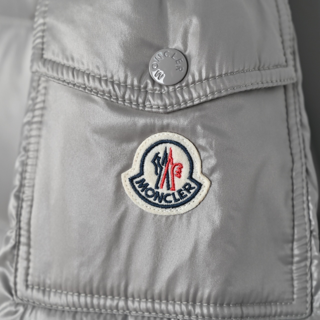 图片[4]-＃暖冬福利 𝐌𝐨𝐧𝐜𝐥𝐞𝐫 𝐌𝐚𝐲𝐚 蒙口 盟可睐 MAYA玛雅 陈奕迅同款短款羽绒服\\r \\r 🔝产品配色：黑色 灰色 藏青\\r \\r 🔝产品尺码： 1码 2码 3码 4码 5 码 6码\\r \\r 🔝受到8年代标致性外套的影响，Maya夹克以现代风格和尖端元素重新审视了𝗠𝗼𝗻𝗰𝗲𝗿档案中的造型，这是品牌在滑雪装备方面获得的专业成果。无论在运动方面， 还是在服饰风格，这件高性能和积极精神的夹克具有好胜者强烈要求夺冠的所有元素。\\r \\r 🔝产品工艺：\\r 1️⃣原版Nfc感应式防伪芯片\\r 2️⃣国标95%纯白鸭绒，市面独家使用顶级羽绒，绝不吹虚鹅绒等一系列的错误理解\\r 3️⃣ 面料： 100% 锦纶; 里料： 100% 锦纶 ，市面最顶级没有之一，一切遵照原版定制。\\r 4⃣️原代加工厂出品电镀五金，全部原厂定制，非市场各类复刻版\\r 5⃣️某某狼同代工厂出品，在品质方面一直是不去含糊，大厂出货大家都懂工人的工艺、QA与Qc品检 不是市面小厂可比的。-选品中心