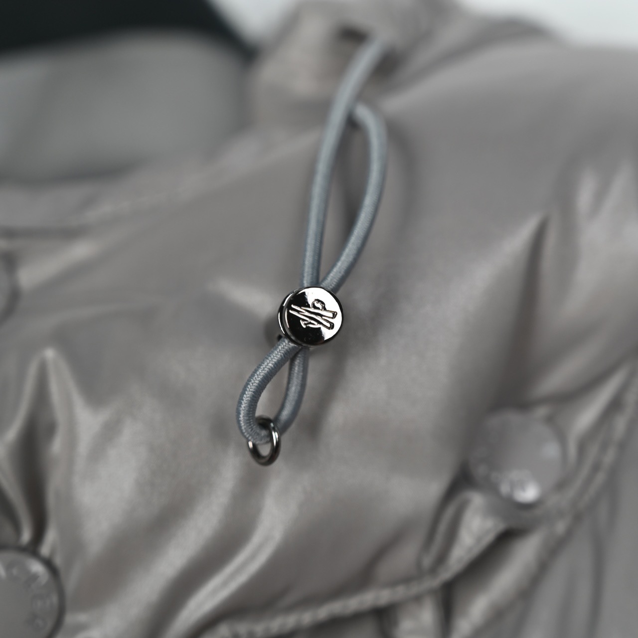 图片[5]-＃暖冬福利 𝐌𝐨𝐧𝐜𝐥𝐞𝐫 𝐌𝐚𝐲𝐚 蒙口 盟可睐 MAYA玛雅 陈奕迅同款短款羽绒服\\r \\r 🔝产品配色：黑色 灰色 藏青\\r \\r 🔝产品尺码： 1码 2码 3码 4码 5 码 6码\\r \\r 🔝受到8年代标致性外套的影响，Maya夹克以现代风格和尖端元素重新审视了𝗠𝗼𝗻𝗰𝗲𝗿档案中的造型，这是品牌在滑雪装备方面获得的专业成果。无论在运动方面， 还是在服饰风格，这件高性能和积极精神的夹克具有好胜者强烈要求夺冠的所有元素。\\r \\r 🔝产品工艺：\\r 1️⃣原版Nfc感应式防伪芯片\\r 2️⃣国标95%纯白鸭绒，市面独家使用顶级羽绒，绝不吹虚鹅绒等一系列的错误理解\\r 3️⃣ 面料： 100% 锦纶; 里料： 100% 锦纶 ，市面最顶级没有之一，一切遵照原版定制。\\r 4⃣️原代加工厂出品电镀五金，全部原厂定制，非市场各类复刻版\\r 5⃣️某某狼同代工厂出品，在品质方面一直是不去含糊，大厂出货大家都懂工人的工艺、QA与Qc品检 不是市面小厂可比的。-选品中心