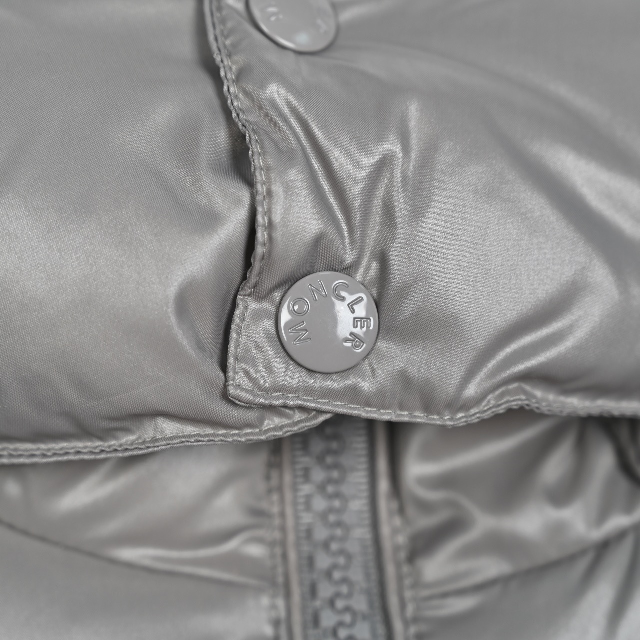 图片[3]-＃暖冬福利 𝐌𝐨𝐧𝐜𝐥𝐞𝐫 𝐌𝐚𝐲𝐚 蒙口 盟可睐 MAYA玛雅 陈奕迅同款短款羽绒服\\r \\r 🔝产品配色：黑色 灰色 藏青\\r \\r 🔝产品尺码： 1码 2码 3码 4码 5 码 6码\\r \\r 🔝受到8年代标致性外套的影响，Maya夹克以现代风格和尖端元素重新审视了𝗠𝗼𝗻𝗰𝗲𝗿档案中的造型，这是品牌在滑雪装备方面获得的专业成果。无论在运动方面， 还是在服饰风格，这件高性能和积极精神的夹克具有好胜者强烈要求夺冠的所有元素。\\r \\r 🔝产品工艺：\\r 1️⃣原版Nfc感应式防伪芯片\\r 2️⃣国标95%纯白鸭绒，市面独家使用顶级羽绒，绝不吹虚鹅绒等一系列的错误理解\\r 3️⃣ 面料： 100% 锦纶; 里料： 100% 锦纶 ，市面最顶级没有之一，一切遵照原版定制。\\r 4⃣️原代加工厂出品电镀五金，全部原厂定制，非市场各类复刻版\\r 5⃣️某某狼同代工厂出品，在品质方面一直是不去含糊，大厂出货大家都懂工人的工艺、QA与Qc品检 不是市面小厂可比的。-选品中心