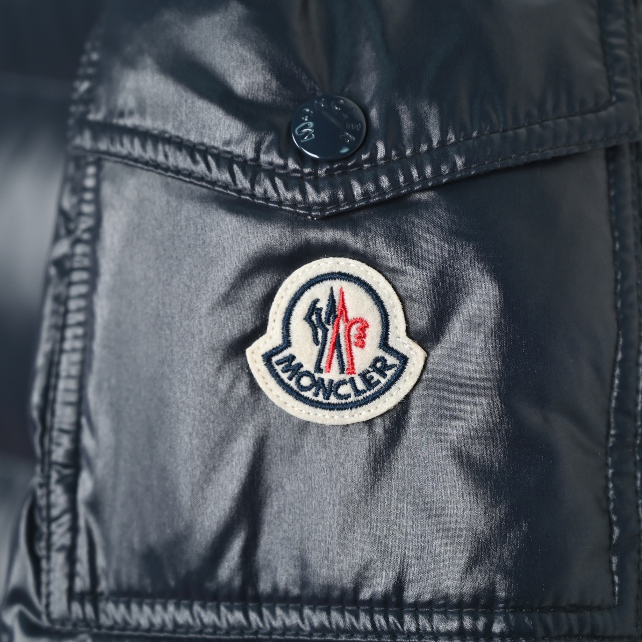 图片[3]-＃暖冬福利 𝐌𝐨𝐧𝐜𝐥𝐞𝐫 𝐌𝐚𝐲𝐚 蒙口 盟可睐 MAYA玛雅 陈奕迅同款短款羽绒服\\r \\r 🔝产品配色：黑色 灰色 藏青\\r \\r 🔝产品尺码： 1码 2码 3码 4码 5 码 6码\\r \\r 🔝受到8年代标致性外套的影响，Maya夹克以现代风格和尖端元素重新审视了𝗠𝗼𝗻𝗰𝗲𝗿档案中的造型，这是品牌在滑雪装备方面获得的专业成果。无论在运动方面， 还是在服饰风格，这件高性能和积极精神的夹克具有好胜者强烈要求夺冠的所有元素。\\r \\r 🔝产品工艺：\\r 1️⃣原版Nfc感应式防伪芯片\\r 2️⃣国标95%纯白鸭绒，市面独家使用顶级羽绒，绝不吹虚鹅绒等一系列的错误理解\\r 3️⃣ 面料： 100% 锦纶; 里料： 100% 锦纶 ，市面最顶级没有之一，一切遵照原版定制。\\r 4⃣️原代加工厂出品电镀五金，全部原厂定制，非市场各类复刻版\\r 5⃣️某某狼同代工厂出品，在品质方面一直是不去含糊，大厂出货大家都懂工人的工艺、QA与Qc品检 不是市面小厂可比的。-选品中心