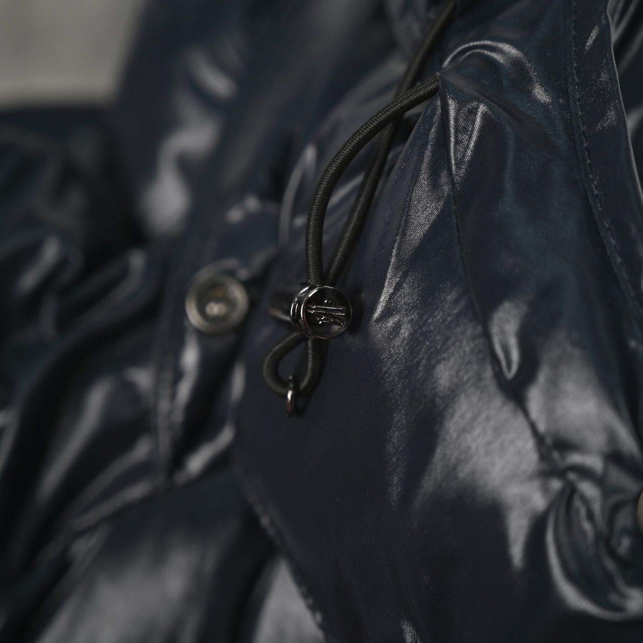 图片[5]-＃暖冬福利 𝐌𝐨𝐧𝐜𝐥𝐞𝐫 𝐌𝐚𝐲𝐚 蒙口 盟可睐 MAYA玛雅 陈奕迅同款短款羽绒服\\r \\r 🔝产品配色：黑色 灰色 藏青\\r \\r 🔝产品尺码： 1码 2码 3码 4码 5 码 6码\\r \\r 🔝受到8年代标致性外套的影响，Maya夹克以现代风格和尖端元素重新审视了𝗠𝗼𝗻𝗰𝗲𝗿档案中的造型，这是品牌在滑雪装备方面获得的专业成果。无论在运动方面， 还是在服饰风格，这件高性能和积极精神的夹克具有好胜者强烈要求夺冠的所有元素。\\r \\r 🔝产品工艺：\\r 1️⃣原版Nfc感应式防伪芯片\\r 2️⃣国标95%纯白鸭绒，市面独家使用顶级羽绒，绝不吹虚鹅绒等一系列的错误理解\\r 3️⃣ 面料： 100% 锦纶; 里料： 100% 锦纶 ，市面最顶级没有之一，一切遵照原版定制。\\r 4⃣️原代加工厂出品电镀五金，全部原厂定制，非市场各类复刻版\\r 5⃣️某某狼同代工厂出品，在品质方面一直是不去含糊，大厂出货大家都懂工人的工艺、QA与Qc品检 不是市面小厂可比的。-选品中心