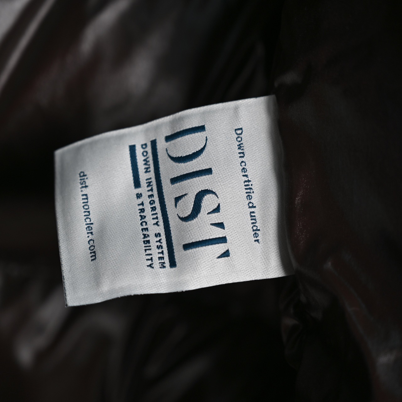 图片[9]-＃暖冬福利 𝐌𝐨𝐧𝐜𝐥𝐞𝐫 𝐌𝐚𝐲𝐚 蒙口 盟可睐 MAYA玛雅 陈奕迅同款短款羽绒服\\r \\r 🔝产品配色：黑色 灰色 藏青\\r \\r 🔝产品尺码： 1码 2码 3码 4码 5 码 6码\\r \\r 🔝受到8年代标致性外套的影响，Maya夹克以现代风格和尖端元素重新审视了𝗠𝗼𝗻𝗰𝗲𝗿档案中的造型，这是品牌在滑雪装备方面获得的专业成果。无论在运动方面， 还是在服饰风格，这件高性能和积极精神的夹克具有好胜者强烈要求夺冠的所有元素。\\r \\r 🔝产品工艺：\\r 1️⃣原版Nfc感应式防伪芯片\\r 2️⃣国标95%纯白鸭绒，市面独家使用顶级羽绒，绝不吹虚鹅绒等一系列的错误理解\\r 3️⃣ 面料： 100% 锦纶; 里料： 100% 锦纶 ，市面最顶级没有之一，一切遵照原版定制。\\r 4⃣️原代加工厂出品电镀五金，全部原厂定制，非市场各类复刻版\\r 5⃣️某某狼同代工厂出品，在品质方面一直是不去含糊，大厂出货大家都懂工人的工艺、QA与Qc品检 不是市面小厂可比的。-选品中心