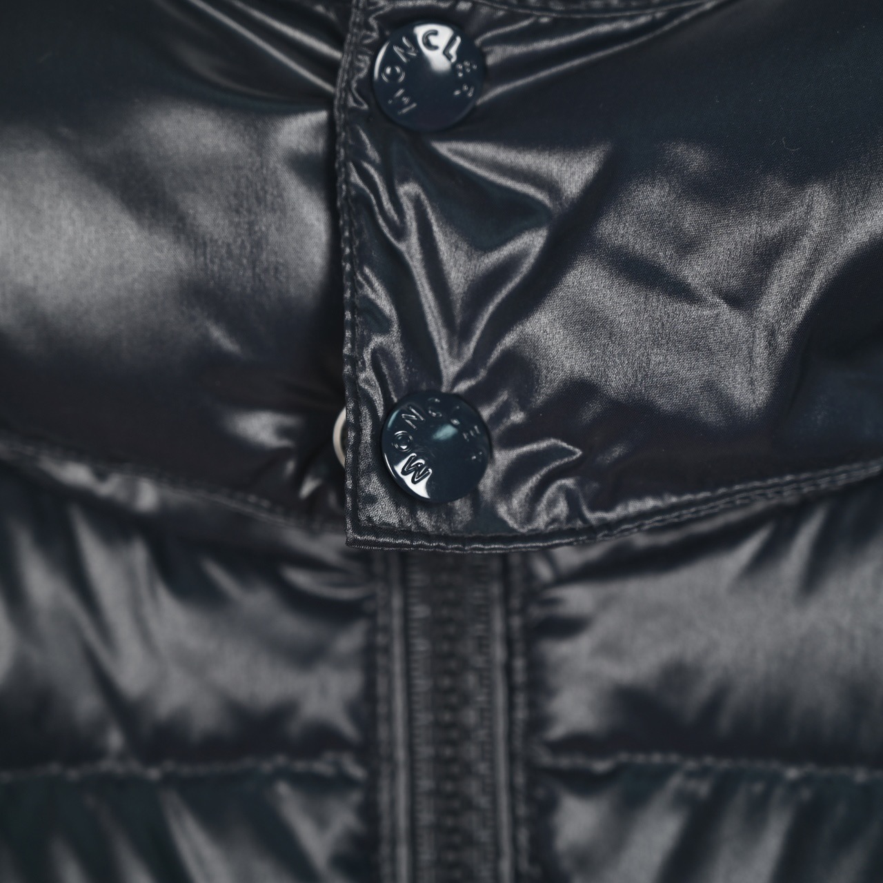 图片[4]-＃暖冬福利 𝐌𝐨𝐧𝐜𝐥𝐞𝐫 𝐌𝐚𝐲𝐚 蒙口 盟可睐 MAYA玛雅 陈奕迅同款短款羽绒服\\r \\r 🔝产品配色：黑色 灰色 藏青\\r \\r 🔝产品尺码： 1码 2码 3码 4码 5 码 6码\\r \\r 🔝受到8年代标致性外套的影响，Maya夹克以现代风格和尖端元素重新审视了𝗠𝗼𝗻𝗰𝗲𝗿档案中的造型，这是品牌在滑雪装备方面获得的专业成果。无论在运动方面， 还是在服饰风格，这件高性能和积极精神的夹克具有好胜者强烈要求夺冠的所有元素。\\r \\r 🔝产品工艺：\\r 1️⃣原版Nfc感应式防伪芯片\\r 2️⃣国标95%纯白鸭绒，市面独家使用顶级羽绒，绝不吹虚鹅绒等一系列的错误理解\\r 3️⃣ 面料： 100% 锦纶; 里料： 100% 锦纶 ，市面最顶级没有之一，一切遵照原版定制。\\r 4⃣️原代加工厂出品电镀五金，全部原厂定制，非市场各类复刻版\\r 5⃣️某某狼同代工厂出品，在品质方面一直是不去含糊，大厂出货大家都懂工人的工艺、QA与Qc品检 不是市面小厂可比的。-选品中心