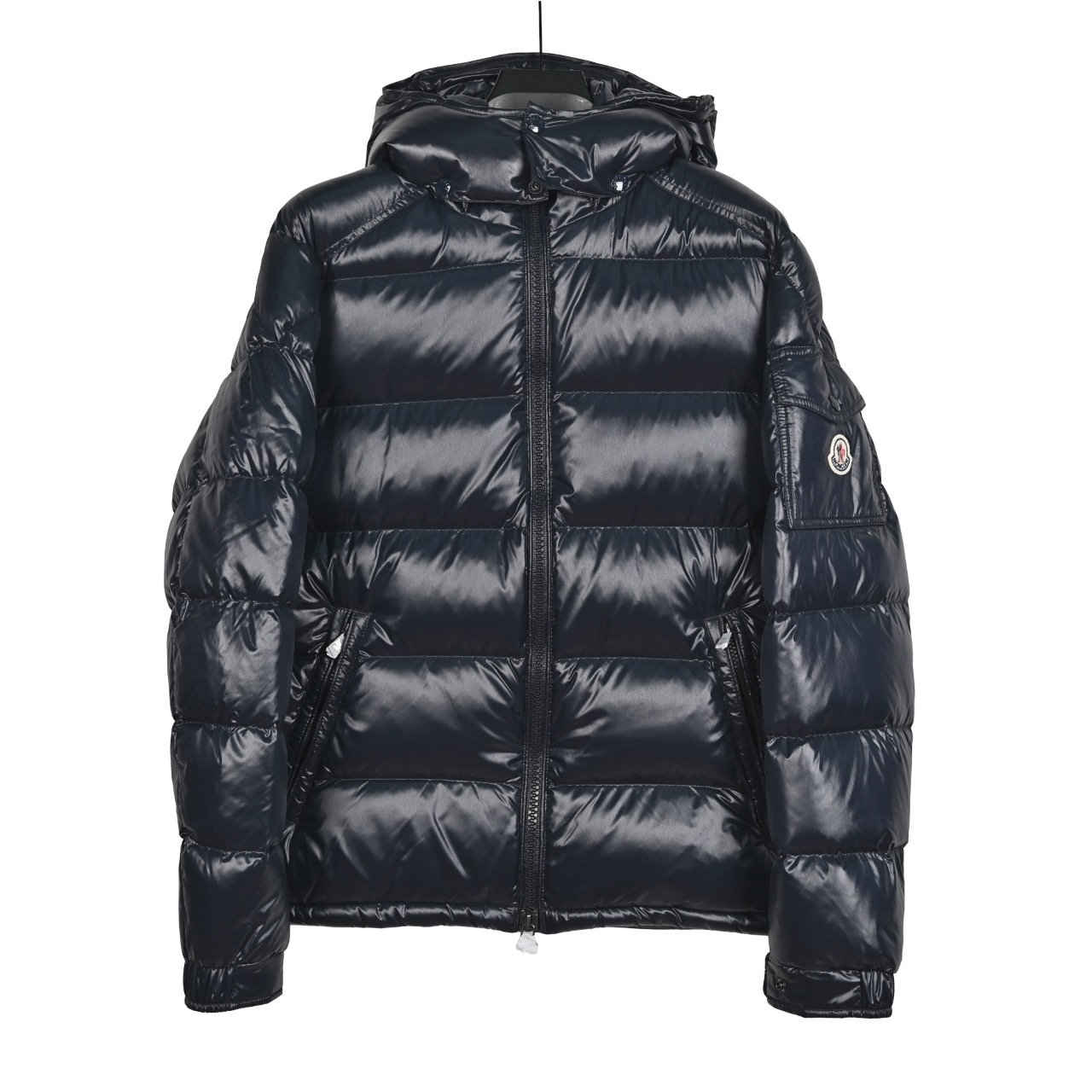 ＃暖冬福利 𝐌𝐨𝐧𝐜𝐥𝐞𝐫 𝐌𝐚𝐲𝐚 蒙口 盟可睐 MAYA玛雅 陈奕迅同款短款羽绒服\\r \\r 🔝产品配色：黑色 灰色 藏青\\r \\r 🔝产品尺码： 1码 2码 3码 4码 5 码 6码\\r \\r 🔝受到8年代标致性外套的影响，Maya夹克以现代风格和尖端元素重新审视了𝗠𝗼𝗻𝗰𝗲𝗿档案中的造型，这是品牌在滑雪装备方面获得的专业成果。无论在运动方面， 还是在服饰风格，这件高性能和积极精神的夹克具有好胜者强烈要求夺冠的所有元素。\\r \\r 🔝产品工艺：\\r 1️⃣原版Nfc感应式防伪芯片\\r 2️⃣国标95%纯白鸭绒，市面独家使用顶级羽绒，绝不吹虚鹅绒等一系列的错误理解\\r 3️⃣ 面料： 100% 锦纶; 里料： 100% 锦纶 ，市面最顶级没有之一，一切遵照原版定制。\\r 4⃣️原代加工厂出品电镀五金，全部原厂定制，非市场各类复刻版\\r 5⃣️某某狼同代工厂出品，在品质方面一直是不去含糊，大厂出货大家都懂工人的工艺、QA与Qc品检 不是市面小厂可比的。-选品中心