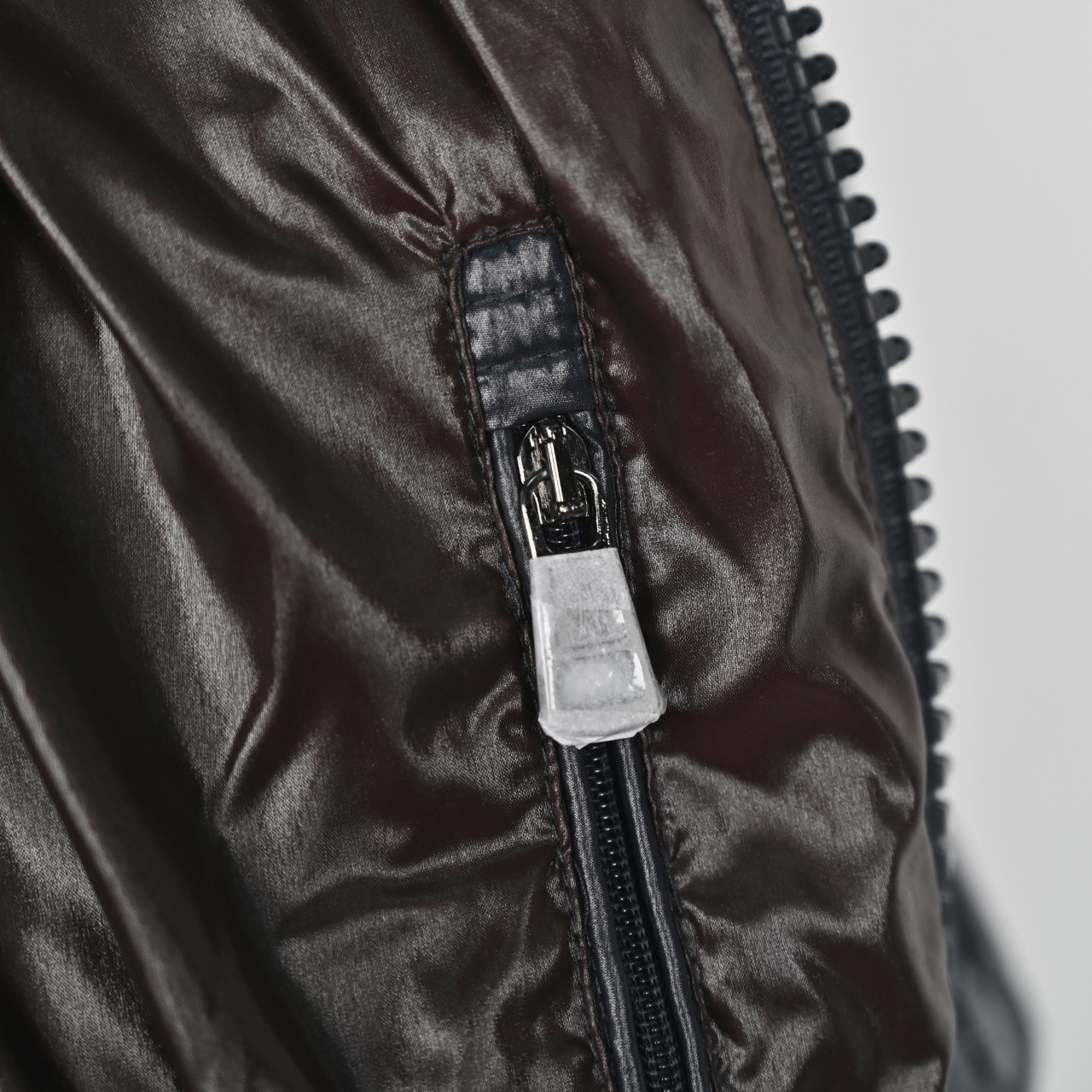 图片[8]-＃暖冬福利 𝐌𝐨𝐧𝐜𝐥𝐞𝐫 𝐌𝐚𝐲𝐚 蒙口 盟可睐 MAYA玛雅 陈奕迅同款短款羽绒服\\r \\r 🔝产品配色：黑色 灰色 藏青\\r \\r 🔝产品尺码： 1码 2码 3码 4码 5 码 6码\\r \\r 🔝受到8年代标致性外套的影响，Maya夹克以现代风格和尖端元素重新审视了𝗠𝗼𝗻𝗰𝗲𝗿档案中的造型，这是品牌在滑雪装备方面获得的专业成果。无论在运动方面， 还是在服饰风格，这件高性能和积极精神的夹克具有好胜者强烈要求夺冠的所有元素。\\r \\r 🔝产品工艺：\\r 1️⃣原版Nfc感应式防伪芯片\\r 2️⃣国标95%纯白鸭绒，市面独家使用顶级羽绒，绝不吹虚鹅绒等一系列的错误理解\\r 3️⃣ 面料： 100% 锦纶; 里料： 100% 锦纶 ，市面最顶级没有之一，一切遵照原版定制。\\r 4⃣️原代加工厂出品电镀五金，全部原厂定制，非市场各类复刻版\\r 5⃣️某某狼同代工厂出品，在品质方面一直是不去含糊，大厂出货大家都懂工人的工艺、QA与Qc品检 不是市面小厂可比的。-选品中心