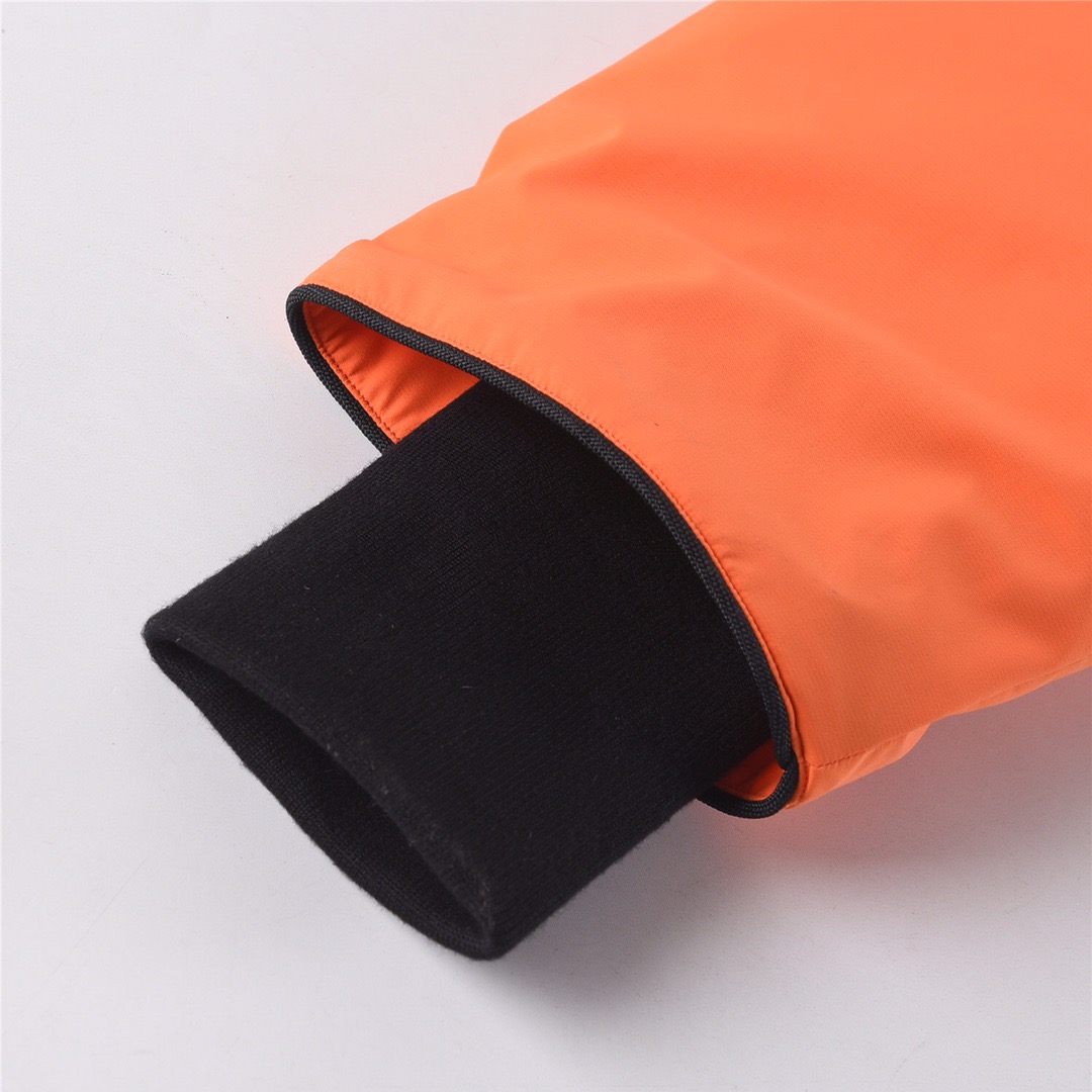 图片[9]-＃暖冬福利 加拿大鹅X OVO Chilliwack 4071MOV猫头鹰联名夹克羽绒服 在光秃秃的冬天中一眼看出它的与众不同！！ 1⃣️⃣️进口21支涤棉混纺原厂面料【去年的16支/18支硬布料已全面淘汰，今年全部采用21支正品同步面料，软中带挺手感细腻更有质感】，正品同步Feather-Light 10D防水涂层面料，由84.5的聚酯纤维和15.5的棉制成，100%全网最好手感！ 2⃣️采用尼龙nylon最好里布双重双层封禁设计，防绒7号针＋格充羽绒成衣，不会出现所谓的跑绒！ 3️⃣吉田YKK客供原厂定制电镀拉头，YKK双向可锁定拉链，紧实顺滑不掉漆！ 4⃣️⃣️3M复合保证原版一样魔术贴，经久耐用 5⃣️进口百灵达绣花机定制万针绣花标！ 6⃣️ZP官网同步国标80白鸭绒，可查官网客服，绝不吹虚90绒或鹅绒等一系列误导！ 7⃣️前后设有3M反光条 颜色：橘色，石墨灰，黑色 尺码： XS-XXL-选品中心