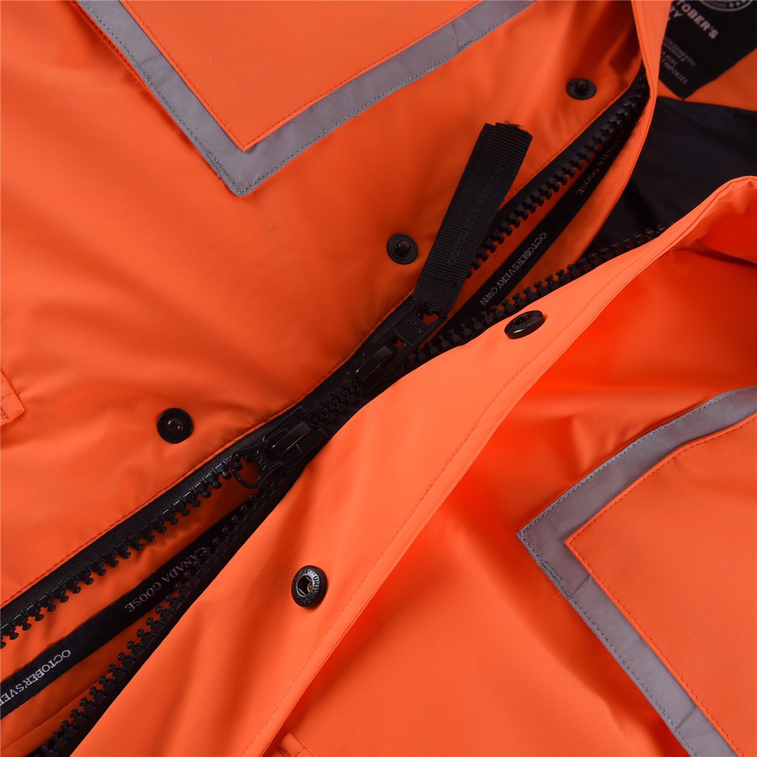 图片[7]-＃暖冬福利 加拿大鹅X OVO Chilliwack 4071MOV猫头鹰联名夹克羽绒服 在光秃秃的冬天中一眼看出它的与众不同！！ 1⃣️⃣️进口21支涤棉混纺原厂面料【去年的16支/18支硬布料已全面淘汰，今年全部采用21支正品同步面料，软中带挺手感细腻更有质感】，正品同步Feather-Light 10D防水涂层面料，由84.5的聚酯纤维和15.5的棉制成，100%全网最好手感！ 2⃣️采用尼龙nylon最好里布双重双层封禁设计，防绒7号针＋格充羽绒成衣，不会出现所谓的跑绒！ 3️⃣吉田YKK客供原厂定制电镀拉头，YKK双向可锁定拉链，紧实顺滑不掉漆！ 4⃣️⃣️3M复合保证原版一样魔术贴，经久耐用 5⃣️进口百灵达绣花机定制万针绣花标！ 6⃣️ZP官网同步国标80白鸭绒，可查官网客服，绝不吹虚90绒或鹅绒等一系列误导！ 7⃣️前后设有3M反光条 颜色：橘色，石墨灰，黑色 尺码： XS-XXL-选品中心