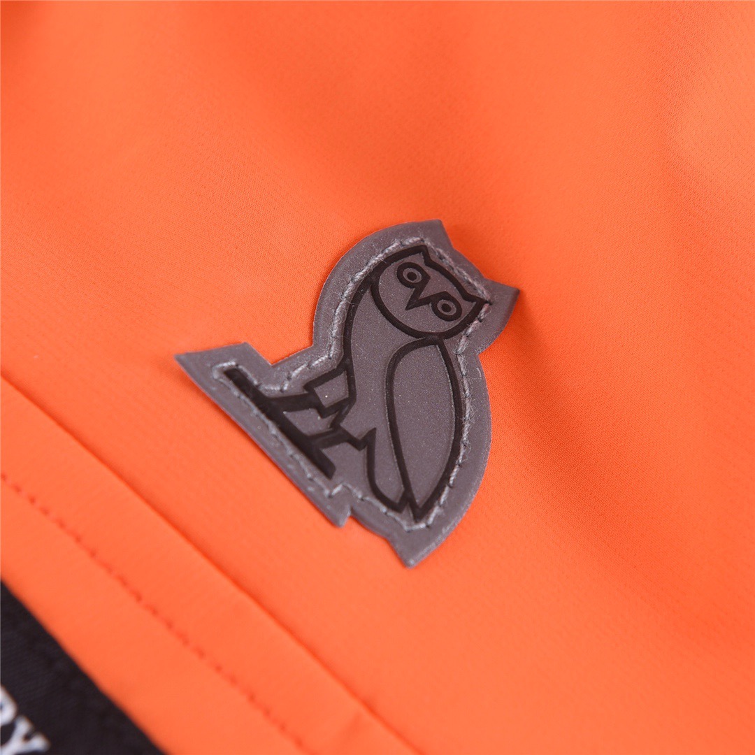 图片[4]-＃暖冬福利 加拿大鹅X OVO Chilliwack 4071MOV猫头鹰联名夹克羽绒服 在光秃秃的冬天中一眼看出它的与众不同！！ 1⃣️⃣️进口21支涤棉混纺原厂面料【去年的16支/18支硬布料已全面淘汰，今年全部采用21支正品同步面料，软中带挺手感细腻更有质感】，正品同步Feather-Light 10D防水涂层面料，由84.5的聚酯纤维和15.5的棉制成，100%全网最好手感！ 2⃣️采用尼龙nylon最好里布双重双层封禁设计，防绒7号针＋格充羽绒成衣，不会出现所谓的跑绒！ 3️⃣吉田YKK客供原厂定制电镀拉头，YKK双向可锁定拉链，紧实顺滑不掉漆！ 4⃣️⃣️3M复合保证原版一样魔术贴，经久耐用 5⃣️进口百灵达绣花机定制万针绣花标！ 6⃣️ZP官网同步国标80白鸭绒，可查官网客服，绝不吹虚90绒或鹅绒等一系列误导！ 7⃣️前后设有3M反光条 颜色：橘色，石墨灰，黑色 尺码： XS-XXL-选品中心