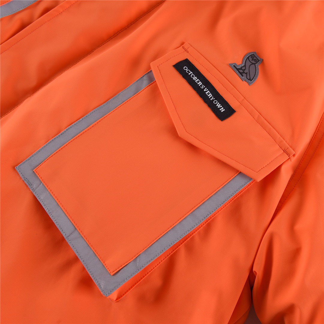 图片[6]-＃暖冬福利 加拿大鹅X OVO Chilliwack 4071MOV猫头鹰联名夹克羽绒服 在光秃秃的冬天中一眼看出它的与众不同！！ 1⃣️⃣️进口21支涤棉混纺原厂面料【去年的16支/18支硬布料已全面淘汰，今年全部采用21支正品同步面料，软中带挺手感细腻更有质感】，正品同步Feather-Light 10D防水涂层面料，由84.5的聚酯纤维和15.5的棉制成，100%全网最好手感！ 2⃣️采用尼龙nylon最好里布双重双层封禁设计，防绒7号针＋格充羽绒成衣，不会出现所谓的跑绒！ 3️⃣吉田YKK客供原厂定制电镀拉头，YKK双向可锁定拉链，紧实顺滑不掉漆！ 4⃣️⃣️3M复合保证原版一样魔术贴，经久耐用 5⃣️进口百灵达绣花机定制万针绣花标！ 6⃣️ZP官网同步国标80白鸭绒，可查官网客服，绝不吹虚90绒或鹅绒等一系列误导！ 7⃣️前后设有3M反光条 颜色：橘色，石墨灰，黑色 尺码： XS-XXL-选品中心