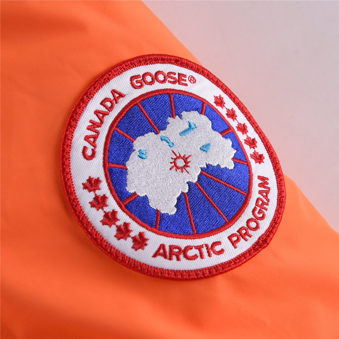 图片[3]-＃暖冬福利 加拿大鹅X OVO Chilliwack 4071MOV猫头鹰联名夹克羽绒服 在光秃秃的冬天中一眼看出它的与众不同！！ 1⃣️⃣️进口21支涤棉混纺原厂面料【去年的16支/18支硬布料已全面淘汰，今年全部采用21支正品同步面料，软中带挺手感细腻更有质感】，正品同步Feather-Light 10D防水涂层面料，由84.5的聚酯纤维和15.5的棉制成，100%全网最好手感！ 2⃣️采用尼龙nylon最好里布双重双层封禁设计，防绒7号针＋格充羽绒成衣，不会出现所谓的跑绒！ 3️⃣吉田YKK客供原厂定制电镀拉头，YKK双向可锁定拉链，紧实顺滑不掉漆！ 4⃣️⃣️3M复合保证原版一样魔术贴，经久耐用 5⃣️进口百灵达绣花机定制万针绣花标！ 6⃣️ZP官网同步国标80白鸭绒，可查官网客服，绝不吹虚90绒或鹅绒等一系列误导！ 7⃣️前后设有3M反光条 颜色：橘色，石墨灰，黑色 尺码： XS-XXL-选品中心