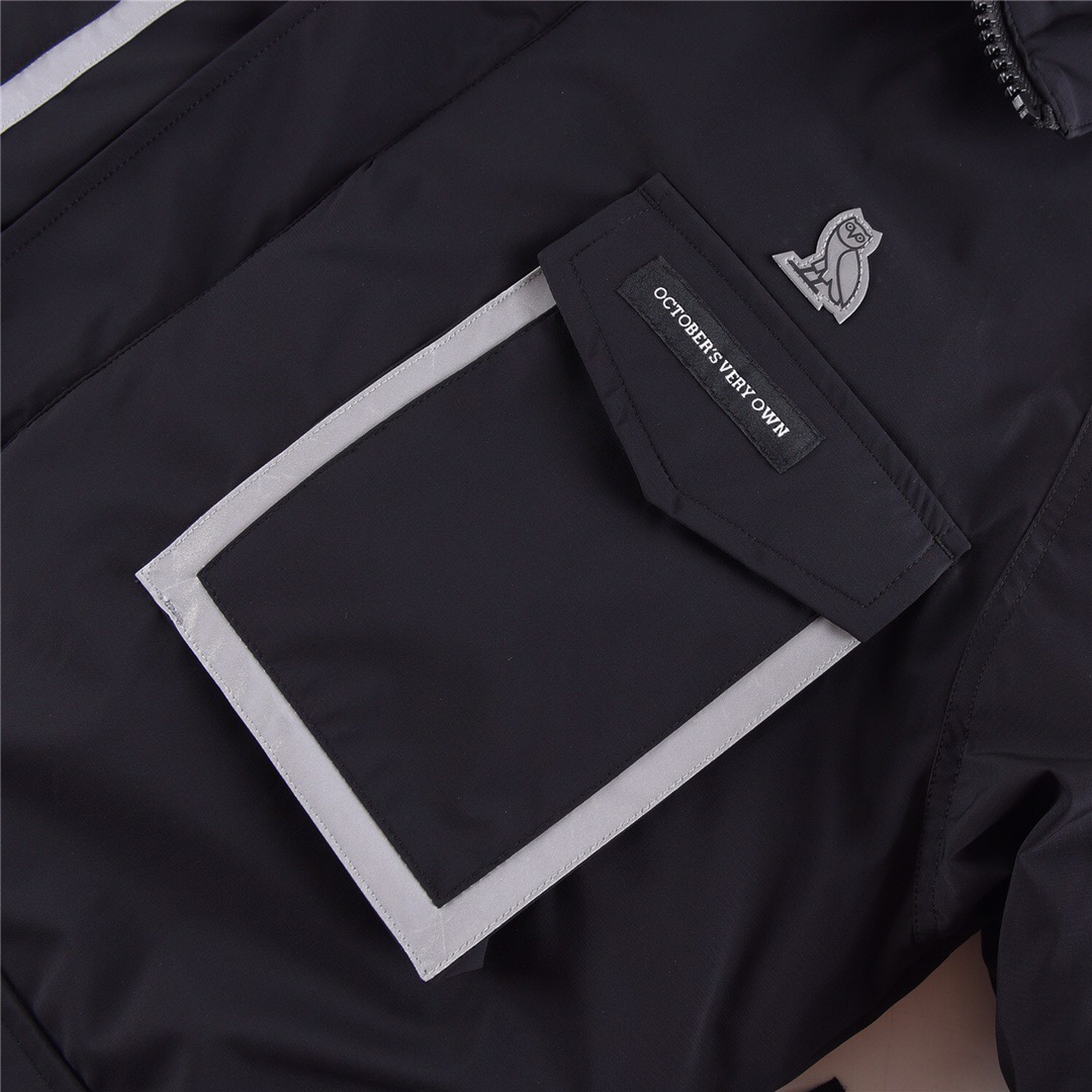 图片[4]-＃暖冬福利 加拿大鹅X OVO Chilliwack 4071MOV猫头鹰联名夹克羽绒服 在光秃秃的冬天中一眼看出它的与众不同！！ 1⃣️⃣️进口21支涤棉混纺原厂面料【去年的16支/18支硬布料已全面淘汰，今年全部采用21支正品同步面料，软中带挺手感细腻更有质感】，正品同步Feather-Light 10D防水涂层面料，由84.5的聚酯纤维和15.5的棉制成，100%全网最好手感！ 2⃣️采用尼龙nylon最好里布双重双层封禁设计，防绒7号针＋格充羽绒成衣，不会出现所谓的跑绒！ 3️⃣吉田YKK客供原厂定制电镀拉头，YKK双向可锁定拉链，紧实顺滑不掉漆！ 4⃣️⃣️3M复合保证原版一样魔术贴，经久耐用 5⃣️进口百灵达绣花机定制万针绣花标！ 6⃣️ZP官网同步国标80白鸭绒，可查官网客服，绝不吹虚90绒或鹅绒等一系列误导！ 7⃣️前后设有3M反光条 颜色：橘色，石墨灰，黑色 尺码： XS-XXL-选品中心