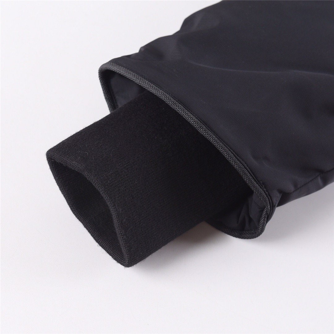 图片[8]-＃暖冬福利 加拿大鹅X OVO Chilliwack 4071MOV猫头鹰联名夹克羽绒服 在光秃秃的冬天中一眼看出它的与众不同！！ 1⃣️⃣️进口21支涤棉混纺原厂面料【去年的16支/18支硬布料已全面淘汰，今年全部采用21支正品同步面料，软中带挺手感细腻更有质感】，正品同步Feather-Light 10D防水涂层面料，由84.5的聚酯纤维和15.5的棉制成，100%全网最好手感！ 2⃣️采用尼龙nylon最好里布双重双层封禁设计，防绒7号针＋格充羽绒成衣，不会出现所谓的跑绒！ 3️⃣吉田YKK客供原厂定制电镀拉头，YKK双向可锁定拉链，紧实顺滑不掉漆！ 4⃣️⃣️3M复合保证原版一样魔术贴，经久耐用 5⃣️进口百灵达绣花机定制万针绣花标！ 6⃣️ZP官网同步国标80白鸭绒，可查官网客服，绝不吹虚90绒或鹅绒等一系列误导！ 7⃣️前后设有3M反光条 颜色：橘色，石墨灰，黑色 尺码： XS-XXL-选品中心