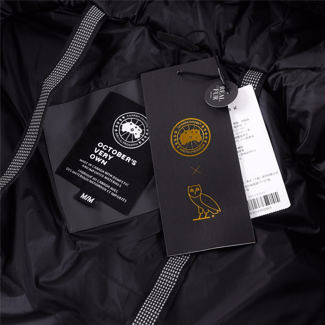 图片[9]-＃暖冬福利 加拿大鹅X OVO Chilliwack 4071MOV猫头鹰联名夹克羽绒服 在光秃秃的冬天中一眼看出它的与众不同！！ 1⃣️⃣️进口21支涤棉混纺原厂面料【去年的16支/18支硬布料已全面淘汰，今年全部采用21支正品同步面料，软中带挺手感细腻更有质感】，正品同步Feather-Light 10D防水涂层面料，由84.5的聚酯纤维和15.5的棉制成，100%全网最好手感！ 2⃣️采用尼龙nylon最好里布双重双层封禁设计，防绒7号针＋格充羽绒成衣，不会出现所谓的跑绒！ 3️⃣吉田YKK客供原厂定制电镀拉头，YKK双向可锁定拉链，紧实顺滑不掉漆！ 4⃣️⃣️3M复合保证原版一样魔术贴，经久耐用 5⃣️进口百灵达绣花机定制万针绣花标！ 6⃣️ZP官网同步国标80白鸭绒，可查官网客服，绝不吹虚90绒或鹅绒等一系列误导！ 7⃣️前后设有3M反光条 颜色：橘色，石墨灰，黑色 尺码： XS-XXL-选品中心