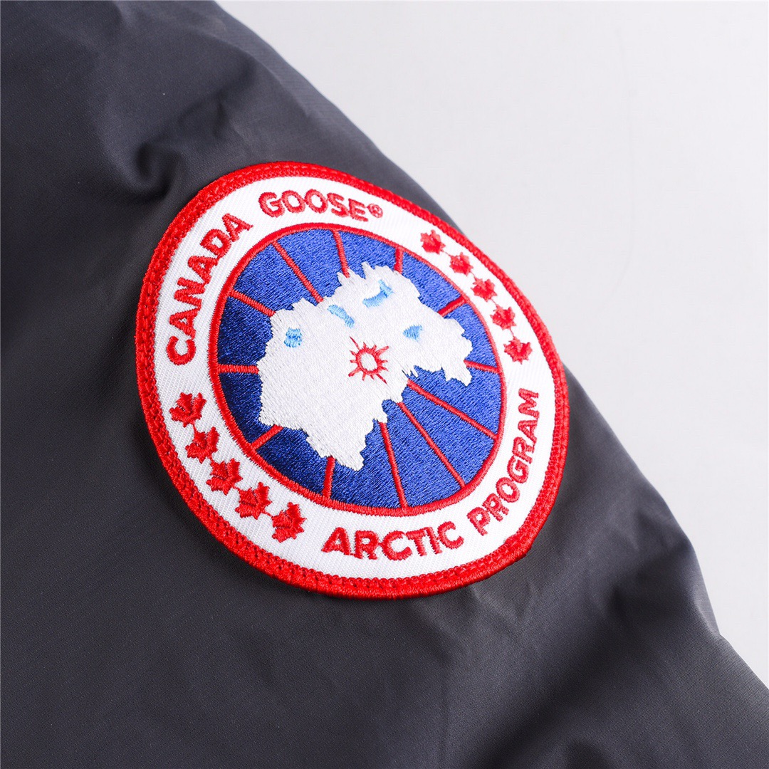 图片[3]-＃暖冬福利 加拿大鹅X OVO Chilliwack 4071MOV猫头鹰联名夹克羽绒服 在光秃秃的冬天中一眼看出它的与众不同！！ 1⃣️⃣️进口21支涤棉混纺原厂面料【去年的16支/18支硬布料已全面淘汰，今年全部采用21支正品同步面料，软中带挺手感细腻更有质感】，正品同步Feather-Light 10D防水涂层面料，由84.5的聚酯纤维和15.5的棉制成，100%全网最好手感！ 2⃣️采用尼龙nylon最好里布双重双层封禁设计，防绒7号针＋格充羽绒成衣，不会出现所谓的跑绒！ 3️⃣吉田YKK客供原厂定制电镀拉头，YKK双向可锁定拉链，紧实顺滑不掉漆！ 4⃣️⃣️3M复合保证原版一样魔术贴，经久耐用 5⃣️进口百灵达绣花机定制万针绣花标！ 6⃣️ZP官网同步国标80白鸭绒，可查官网客服，绝不吹虚90绒或鹅绒等一系列误导！ 7⃣️前后设有3M反光条 颜色：橘色，石墨灰，黑色 尺码： XS-XXL-选品中心