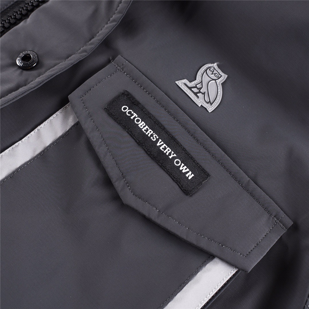 图片[4]-＃暖冬福利 加拿大鹅X OVO Chilliwack 4071MOV猫头鹰联名夹克羽绒服 在光秃秃的冬天中一眼看出它的与众不同！！ 1⃣️⃣️进口21支涤棉混纺原厂面料【去年的16支/18支硬布料已全面淘汰，今年全部采用21支正品同步面料，软中带挺手感细腻更有质感】，正品同步Feather-Light 10D防水涂层面料，由84.5的聚酯纤维和15.5的棉制成，100%全网最好手感！ 2⃣️采用尼龙nylon最好里布双重双层封禁设计，防绒7号针＋格充羽绒成衣，不会出现所谓的跑绒！ 3️⃣吉田YKK客供原厂定制电镀拉头，YKK双向可锁定拉链，紧实顺滑不掉漆！ 4⃣️⃣️3M复合保证原版一样魔术贴，经久耐用 5⃣️进口百灵达绣花机定制万针绣花标！ 6⃣️ZP官网同步国标80白鸭绒，可查官网客服，绝不吹虚90绒或鹅绒等一系列误导！ 7⃣️前后设有3M反光条 颜色：橘色，石墨灰，黑色 尺码： XS-XXL-选品中心