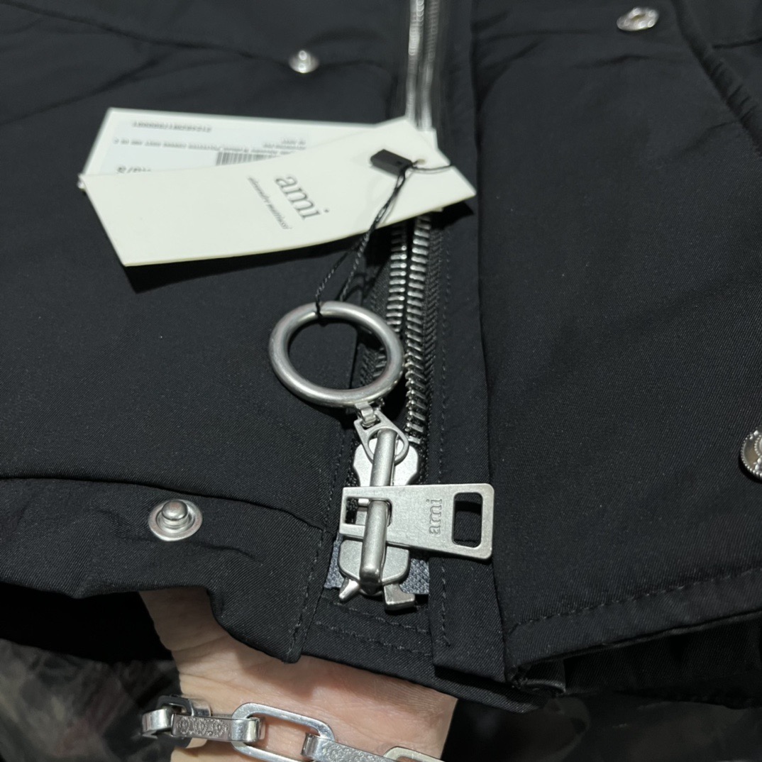 图片[6]-＃暖冬福利 AMI Paris｜FW22 AMI爱心轮廓形肩部标志/短款羽绒服 黑色 市面天花板2色 独家天花板 独家全套开模 遥遥领先 比价格的朋友仔细对比 面料辅料细节不再一一科普 差包烟的价格品质天壤之别 尺码 XXS XS-S(同码) M-L(同码)-选品中心