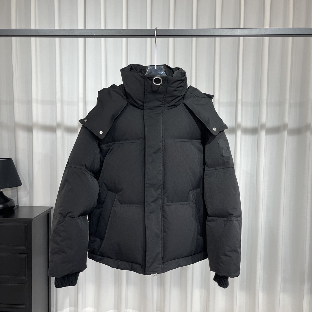 ＃暖冬福利 AMI Paris｜FW22 AMI爱心轮廓形肩部标志/短款羽绒服 黑色 市面天花板2色 独家天花板 独家全套开模 遥遥领先 比价格的朋友仔细对比 面料辅料细节不再一一科普 差包烟的价格品质天壤之别 尺码 XXS XS-S(同码) M-L(同码)-选品中心