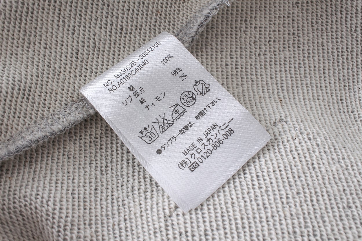 图片[8]-＃新春福利 THOM BROWNE 汤姆布朗. TB灰条蓝条色织四条杠卫衣 所有材料辅料均原版开模 成本1xx 清仓福利 高端私域跑量神器 TB卫衣经典色织灰、蓝彩条四条杠 ZP面料色织定制 380克重经典毛圈棉 高清还原细节 做工精细 采用进口缝纫设备缝制 针距细密 原版五金面料 细致到每一针线的完美细节做工 精良的裁剪设计 男女同款+专柜包装防尘袋 三标齐 顶级版 • 华夫格精梳棉基底：精选100%长绒棉，经过3次预缩处理，洗后不缩水、不起球，触感软糯却挺括有型，贴身穿也毫无束缚感。 • 四杠织带工艺：标志性的四杠条纹，并非简单印花，而是采用高密度提花织带，与衣身同色纱线交织，久穿不脱线、不褪色，每一道杠都是身份与质感的双重认证。 • 领口罗纹锁边：领口罗纹加入2%氨纶混纺，经过500次拉伸测试仍能回弹如初，搭配红白蓝织带包边，细节处尽显高级。 • 下摆按扣细节：下摆的金属按扣，采用哑光镀镍工艺，不刮衣、不生锈，开合顺滑，同时解决了卫衣下摆易上翻的尴尬。-选品中心