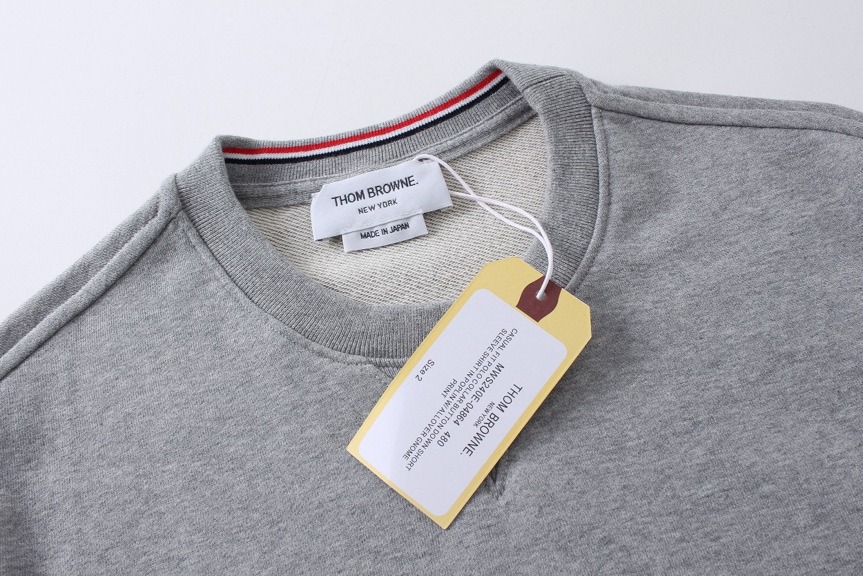 图片[4]-＃新春福利 THOM BROWNE 汤姆布朗. TB灰条蓝条色织四条杠卫衣 所有材料辅料均原版开模 成本1xx 清仓福利 高端私域跑量神器 TB卫衣经典色织灰、蓝彩条四条杠 ZP面料色织定制 380克重经典毛圈棉 高清还原细节 做工精细 采用进口缝纫设备缝制 针距细密 原版五金面料 细致到每一针线的完美细节做工 精良的裁剪设计 男女同款+专柜包装防尘袋 三标齐 顶级版 • 华夫格精梳棉基底：精选100%长绒棉，经过3次预缩处理，洗后不缩水、不起球，触感软糯却挺括有型，贴身穿也毫无束缚感。 • 四杠织带工艺：标志性的四杠条纹，并非简单印花，而是采用高密度提花织带，与衣身同色纱线交织，久穿不脱线、不褪色，每一道杠都是身份与质感的双重认证。 • 领口罗纹锁边：领口罗纹加入2%氨纶混纺，经过500次拉伸测试仍能回弹如初，搭配红白蓝织带包边，细节处尽显高级。 • 下摆按扣细节：下摆的金属按扣，采用哑光镀镍工艺，不刮衣、不生锈，开合顺滑，同时解决了卫衣下摆易上翻的尴尬。-选品中心