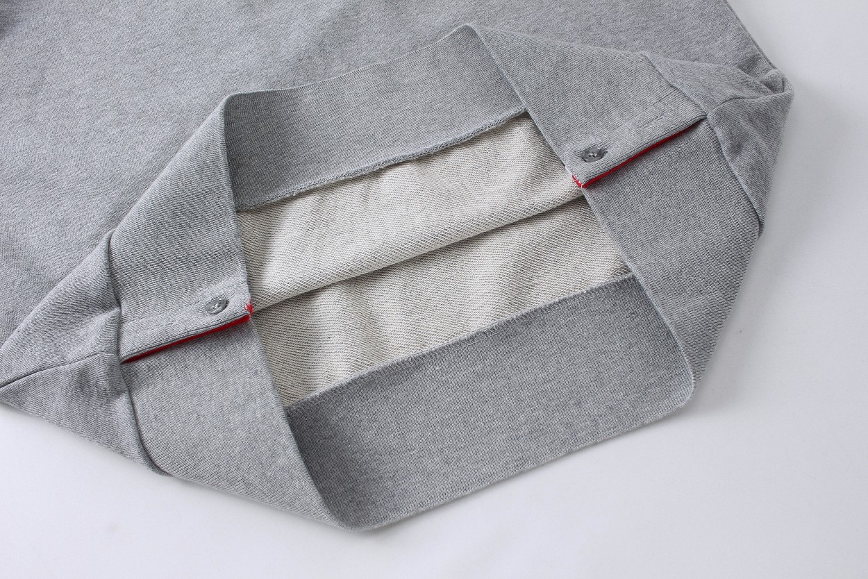 图片[7]-＃新春福利 THOM BROWNE 汤姆布朗. TB灰条蓝条色织四条杠卫衣 所有材料辅料均原版开模 成本1xx 清仓福利 高端私域跑量神器 TB卫衣经典色织灰、蓝彩条四条杠 ZP面料色织定制 380克重经典毛圈棉 高清还原细节 做工精细 采用进口缝纫设备缝制 针距细密 原版五金面料 细致到每一针线的完美细节做工 精良的裁剪设计 男女同款+专柜包装防尘袋 三标齐 顶级版 • 华夫格精梳棉基底：精选100%长绒棉，经过3次预缩处理，洗后不缩水、不起球，触感软糯却挺括有型，贴身穿也毫无束缚感。 • 四杠织带工艺：标志性的四杠条纹，并非简单印花，而是采用高密度提花织带，与衣身同色纱线交织，久穿不脱线、不褪色，每一道杠都是身份与质感的双重认证。 • 领口罗纹锁边：领口罗纹加入2%氨纶混纺，经过500次拉伸测试仍能回弹如初，搭配红白蓝织带包边，细节处尽显高级。 • 下摆按扣细节：下摆的金属按扣，采用哑光镀镍工艺，不刮衣、不生锈，开合顺滑，同时解决了卫衣下摆易上翻的尴尬。-选品中心