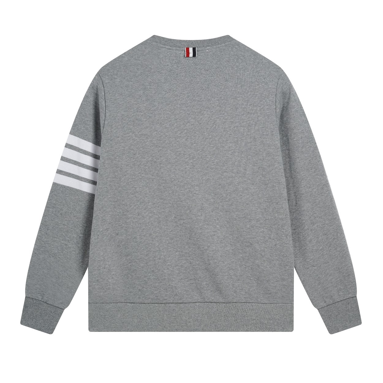 图片[2]-＃新春福利 THOM BROWNE 汤姆布朗. TB灰条蓝条色织四条杠卫衣 所有材料辅料均原版开模 成本1xx 清仓福利 高端私域跑量神器 TB卫衣经典色织灰、蓝彩条四条杠 ZP面料色织定制 380克重经典毛圈棉 高清还原细节 做工精细 采用进口缝纫设备缝制 针距细密 原版五金面料 细致到每一针线的完美细节做工 精良的裁剪设计 男女同款+专柜包装防尘袋 三标齐 顶级版 • 华夫格精梳棉基底：精选100%长绒棉，经过3次预缩处理，洗后不缩水、不起球，触感软糯却挺括有型，贴身穿也毫无束缚感。 • 四杠织带工艺：标志性的四杠条纹，并非简单印花，而是采用高密度提花织带，与衣身同色纱线交织，久穿不脱线、不褪色，每一道杠都是身份与质感的双重认证。 • 领口罗纹锁边：领口罗纹加入2%氨纶混纺，经过500次拉伸测试仍能回弹如初，搭配红白蓝织带包边，细节处尽显高级。 • 下摆按扣细节：下摆的金属按扣，采用哑光镀镍工艺，不刮衣、不生锈，开合顺滑，同时解决了卫衣下摆易上翻的尴尬。-选品中心