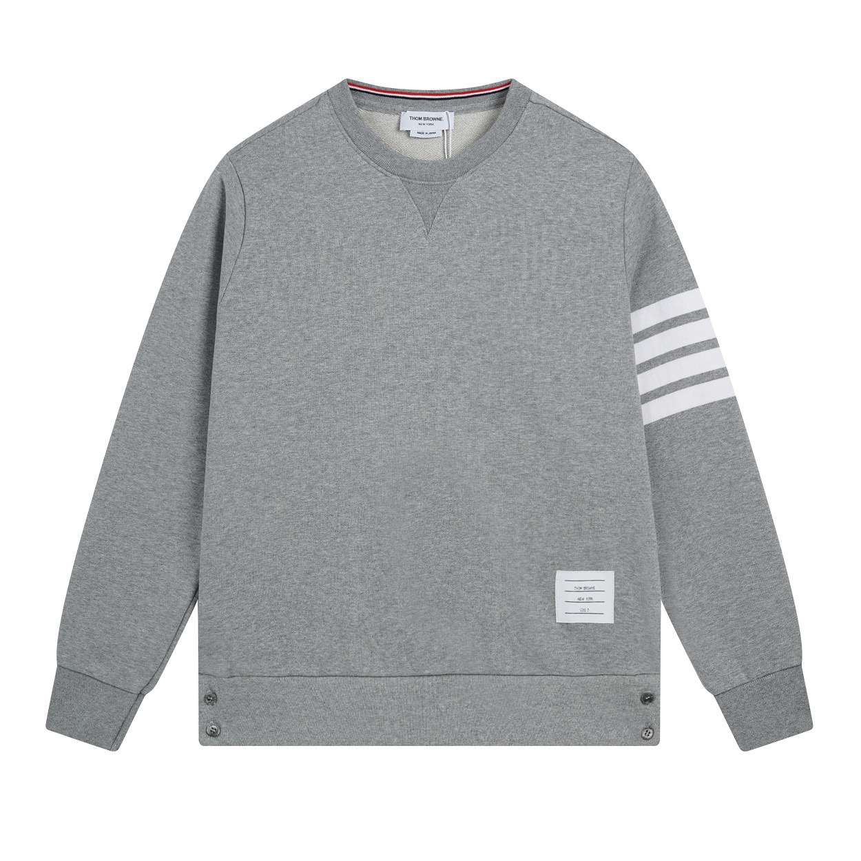 ＃新春福利 THOM BROWNE 汤姆布朗. TB灰条蓝条色织四条杠卫衣 所有材料辅料均原版开模 成本1xx 清仓福利 高端私域跑量神器 TB卫衣经典色织灰、蓝彩条四条杠 ZP面料色织定制 380克重经典毛圈棉 高清还原细节 做工精细 采用进口缝纫设备缝制 针距细密 原版五金面料 细致到每一针线的完美细节做工 精良的裁剪设计 男女同款+专柜包装防尘袋 三标齐 顶级版 • 华夫格精梳棉基底：精选100%长绒棉，经过3次预缩处理，洗后不缩水、不起球，触感软糯却挺括有型，贴身穿也毫无束缚感。 • 四杠织带工艺：标志性的四杠条纹，并非简单印花，而是采用高密度提花织带，与衣身同色纱线交织，久穿不脱线、不褪色，每一道杠都是身份与质感的双重认证。 • 领口罗纹锁边：领口罗纹加入2%氨纶混纺，经过500次拉伸测试仍能回弹如初，搭配红白蓝织带包边，细节处尽显高级。 • 下摆按扣细节：下摆的金属按扣，采用哑光镀镍工艺，不刮衣、不生锈，开合顺滑，同时解决了卫衣下摆易上翻的尴尬。-选品中心