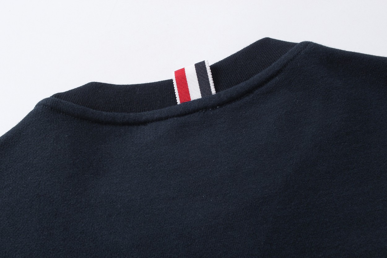 图片[9]-＃新春福利 THOM BROWNE 汤姆布朗. TB灰条蓝条色织四条杠卫衣 所有材料辅料均原版开模 成本1xx 清仓福利 高端私域跑量神器 TB卫衣经典色织灰、蓝彩条四条杠 ZP面料色织定制 380克重经典毛圈棉 高清还原细节 做工精细 采用进口缝纫设备缝制 针距细密 原版五金面料 细致到每一针线的完美细节做工 精良的裁剪设计 男女同款+专柜包装防尘袋 三标齐 顶级版 • 华夫格精梳棉基底：精选100%长绒棉，经过3次预缩处理，洗后不缩水、不起球，触感软糯却挺括有型，贴身穿也毫无束缚感。 • 四杠织带工艺：标志性的四杠条纹，并非简单印花，而是采用高密度提花织带，与衣身同色纱线交织，久穿不脱线、不褪色，每一道杠都是身份与质感的双重认证。 • 领口罗纹锁边：领口罗纹加入2%氨纶混纺，经过500次拉伸测试仍能回弹如初，搭配红白蓝织带包边，细节处尽显高级。 • 下摆按扣细节：下摆的金属按扣，采用哑光镀镍工艺，不刮衣、不生锈，开合顺滑，同时解决了卫衣下摆易上翻的尴尬。-选品中心