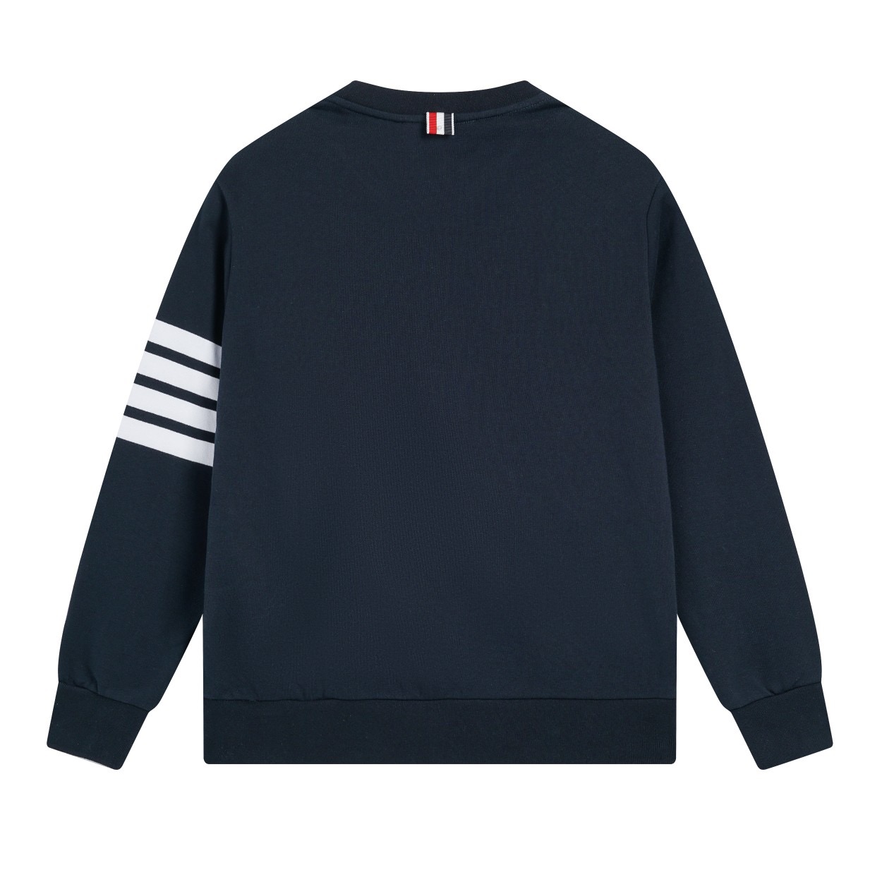 图片[2]-＃新春福利 THOM BROWNE 汤姆布朗. TB灰条蓝条色织四条杠卫衣 所有材料辅料均原版开模 成本1xx 清仓福利 高端私域跑量神器 TB卫衣经典色织灰、蓝彩条四条杠 ZP面料色织定制 380克重经典毛圈棉 高清还原细节 做工精细 采用进口缝纫设备缝制 针距细密 原版五金面料 细致到每一针线的完美细节做工 精良的裁剪设计 男女同款+专柜包装防尘袋 三标齐 顶级版 • 华夫格精梳棉基底：精选100%长绒棉，经过3次预缩处理，洗后不缩水、不起球，触感软糯却挺括有型，贴身穿也毫无束缚感。 • 四杠织带工艺：标志性的四杠条纹，并非简单印花，而是采用高密度提花织带，与衣身同色纱线交织，久穿不脱线、不褪色，每一道杠都是身份与质感的双重认证。 • 领口罗纹锁边：领口罗纹加入2%氨纶混纺，经过500次拉伸测试仍能回弹如初，搭配红白蓝织带包边，细节处尽显高级。 • 下摆按扣细节：下摆的金属按扣，采用哑光镀镍工艺，不刮衣、不生锈，开合顺滑，同时解决了卫衣下摆易上翻的尴尬。-选品中心