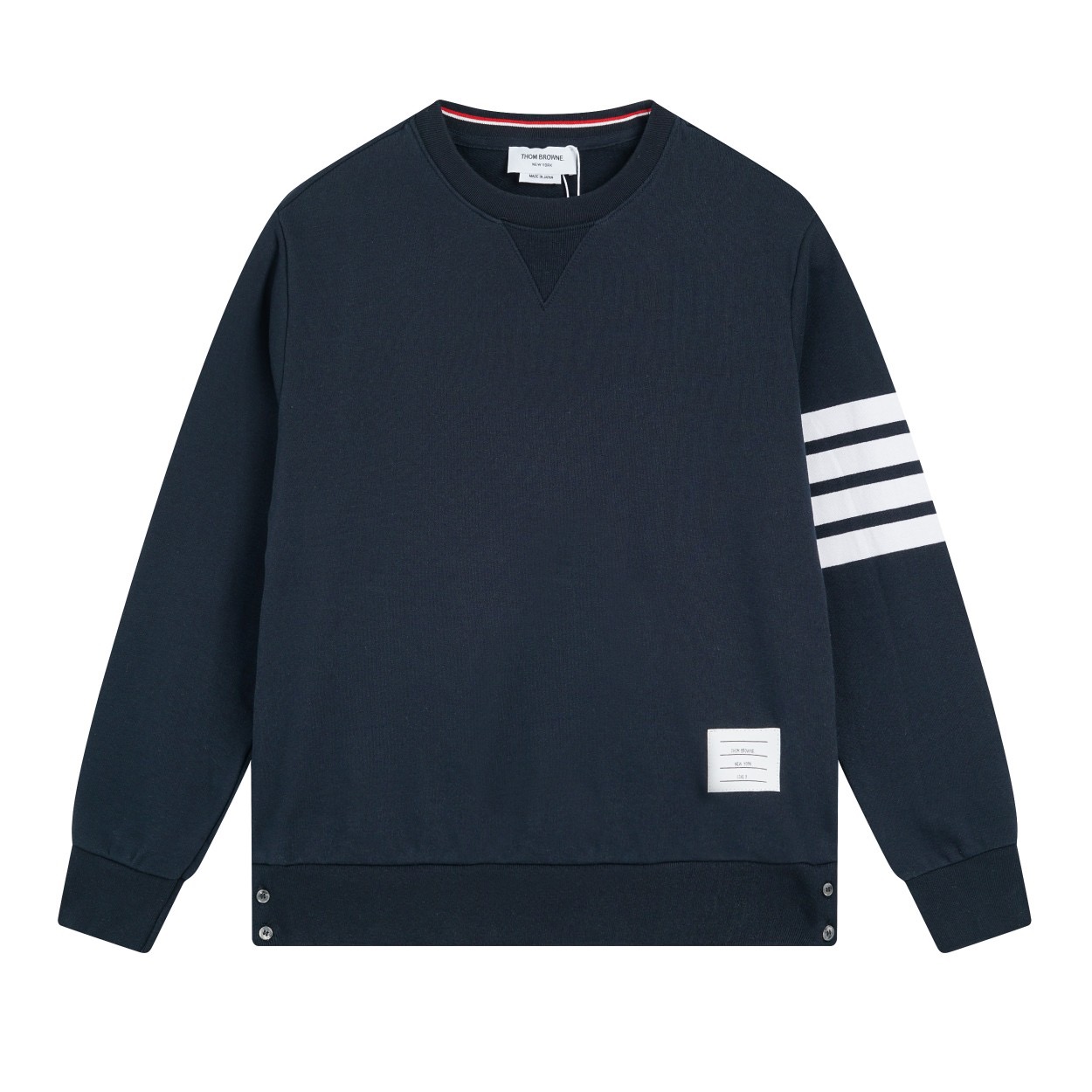 ＃新春福利 THOM BROWNE 汤姆布朗. TB灰条蓝条色织四条杠卫衣 所有材料辅料均原版开模 成本1xx 清仓福利 高端私域跑量神器 TB卫衣经典色织灰、蓝彩条四条杠 ZP面料色织定制 380克重经典毛圈棉 高清还原细节 做工精细 采用进口缝纫设备缝制 针距细密 原版五金面料 细致到每一针线的完美细节做工 精良的裁剪设计 男女同款+专柜包装防尘袋 三标齐 顶级版 • 华夫格精梳棉基底：精选100%长绒棉，经过3次预缩处理，洗后不缩水、不起球，触感软糯却挺括有型，贴身穿也毫无束缚感。 • 四杠织带工艺：标志性的四杠条纹，并非简单印花，而是采用高密度提花织带，与衣身同色纱线交织，久穿不脱线、不褪色，每一道杠都是身份与质感的双重认证。 • 领口罗纹锁边：领口罗纹加入2%氨纶混纺，经过500次拉伸测试仍能回弹如初，搭配红白蓝织带包边，细节处尽显高级。 • 下摆按扣细节：下摆的金属按扣，采用哑光镀镍工艺，不刮衣、不生锈，开合顺滑，同时解决了卫衣下摆易上翻的尴尬。-选品中心