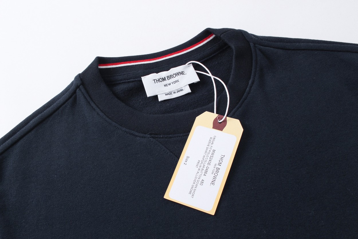 图片[5]-＃新春福利 THOM BROWNE 汤姆布朗. TB灰条蓝条色织四条杠卫衣 所有材料辅料均原版开模 成本1xx 清仓福利 高端私域跑量神器 TB卫衣经典色织灰、蓝彩条四条杠 ZP面料色织定制 380克重经典毛圈棉 高清还原细节 做工精细 采用进口缝纫设备缝制 针距细密 原版五金面料 细致到每一针线的完美细节做工 精良的裁剪设计 男女同款+专柜包装防尘袋 三标齐 顶级版 • 华夫格精梳棉基底：精选100%长绒棉，经过3次预缩处理，洗后不缩水、不起球，触感软糯却挺括有型，贴身穿也毫无束缚感。 • 四杠织带工艺：标志性的四杠条纹，并非简单印花，而是采用高密度提花织带，与衣身同色纱线交织，久穿不脱线、不褪色，每一道杠都是身份与质感的双重认证。 • 领口罗纹锁边：领口罗纹加入2%氨纶混纺，经过500次拉伸测试仍能回弹如初，搭配红白蓝织带包边，细节处尽显高级。 • 下摆按扣细节：下摆的金属按扣，采用哑光镀镍工艺，不刮衣、不生锈，开合顺滑，同时解决了卫衣下摆易上翻的尴尬。-选品中心