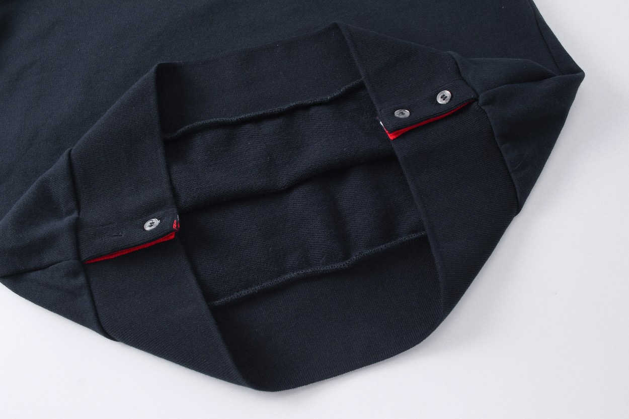 图片[8]-＃新春福利 THOM BROWNE 汤姆布朗. TB灰条蓝条色织四条杠卫衣 所有材料辅料均原版开模 成本1xx 清仓福利 高端私域跑量神器 TB卫衣经典色织灰、蓝彩条四条杠 ZP面料色织定制 380克重经典毛圈棉 高清还原细节 做工精细 采用进口缝纫设备缝制 针距细密 原版五金面料 细致到每一针线的完美细节做工 精良的裁剪设计 男女同款+专柜包装防尘袋 三标齐 顶级版 • 华夫格精梳棉基底：精选100%长绒棉，经过3次预缩处理，洗后不缩水、不起球，触感软糯却挺括有型，贴身穿也毫无束缚感。 • 四杠织带工艺：标志性的四杠条纹，并非简单印花，而是采用高密度提花织带，与衣身同色纱线交织，久穿不脱线、不褪色，每一道杠都是身份与质感的双重认证。 • 领口罗纹锁边：领口罗纹加入2%氨纶混纺，经过500次拉伸测试仍能回弹如初，搭配红白蓝织带包边，细节处尽显高级。 • 下摆按扣细节：下摆的金属按扣，采用哑光镀镍工艺，不刮衣、不生锈，开合顺滑，同时解决了卫衣下摆易上翻的尴尬。-选品中心