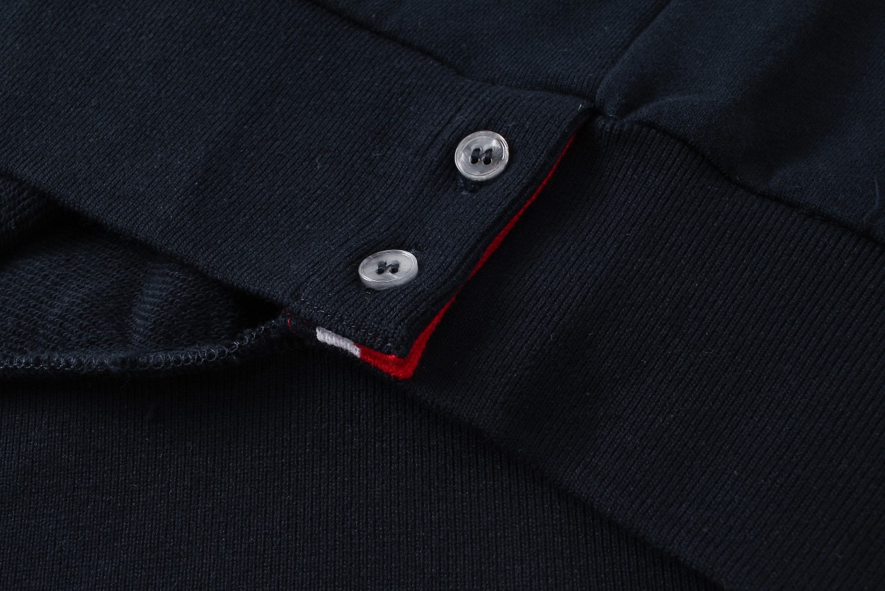 图片[7]-＃新春福利 THOM BROWNE 汤姆布朗. TB灰条蓝条色织四条杠卫衣 所有材料辅料均原版开模 成本1xx 清仓福利 高端私域跑量神器 TB卫衣经典色织灰、蓝彩条四条杠 ZP面料色织定制 380克重经典毛圈棉 高清还原细节 做工精细 采用进口缝纫设备缝制 针距细密 原版五金面料 细致到每一针线的完美细节做工 精良的裁剪设计 男女同款+专柜包装防尘袋 三标齐 顶级版 • 华夫格精梳棉基底：精选100%长绒棉，经过3次预缩处理，洗后不缩水、不起球，触感软糯却挺括有型，贴身穿也毫无束缚感。 • 四杠织带工艺：标志性的四杠条纹，并非简单印花，而是采用高密度提花织带，与衣身同色纱线交织，久穿不脱线、不褪色，每一道杠都是身份与质感的双重认证。 • 领口罗纹锁边：领口罗纹加入2%氨纶混纺，经过500次拉伸测试仍能回弹如初，搭配红白蓝织带包边，细节处尽显高级。 • 下摆按扣细节：下摆的金属按扣，采用哑光镀镍工艺，不刮衣、不生锈，开合顺滑，同时解决了卫衣下摆易上翻的尴尬。-选品中心