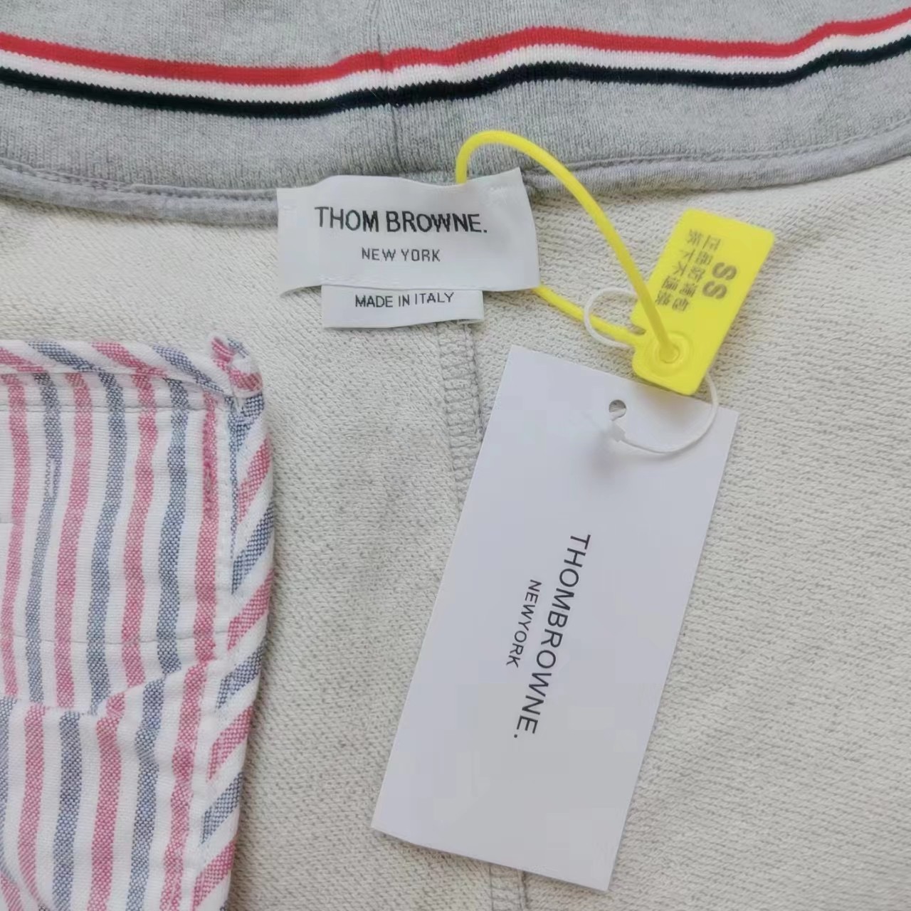图片[5]-＃新春福利 THOM BROWNE 汤姆布朗. TB灰条蓝条色织四条杠长裤 所有材料辅料均原版开模 成本1xx 清仓福利 高端私域跑量神器 懂工艺的铁子一眼秒懂！高级感，全藏在看不见的加工细节里，拒绝市场通货偷工减料，每一处都对标品牌原厂工艺： ✅ 四杠对位拼接工艺：侧边标志性四杠并非简单印花，采用高密度纯棉织带手工对位缝合，针距均匀密致，久穿洗水不脱线、不移位，左右四杠精准对称，这是通货做不到的细节； ✅ 口袋&腰部双重包边：内里口袋全做加密包边处理，腰部红白蓝织带包边一体成型，不磨腰、不脱散，运动拉扯也不易变形； ✅ 定制螺纹与全套辅料：裤脚定制高弹罗纹，经过多次拉伸测试仍能回弹紧致，不松垮堆堆；腰头抽绳、金属气眼、侧边皮质标，全套原厂级辅料，质感摸得到； ✅ 立体剪裁工艺：按人体工学做收腿版型，裆部加固缝合，避免运动开裂，兼顾版型利落与穿着舒适度。 TB长裤色织经典色织灰、蓝彩条四条杠长卫裤 ZP面料色织定制 380克重经典毛圈棉 高清还原细节 做工精细 采用进口缝纫设备缝制 针距细密 螺纹裤头定制弹性织成 五金裤绳可转动 男女同款⚠️+专柜包装防尘袋 三标齐 高版本-选品中心