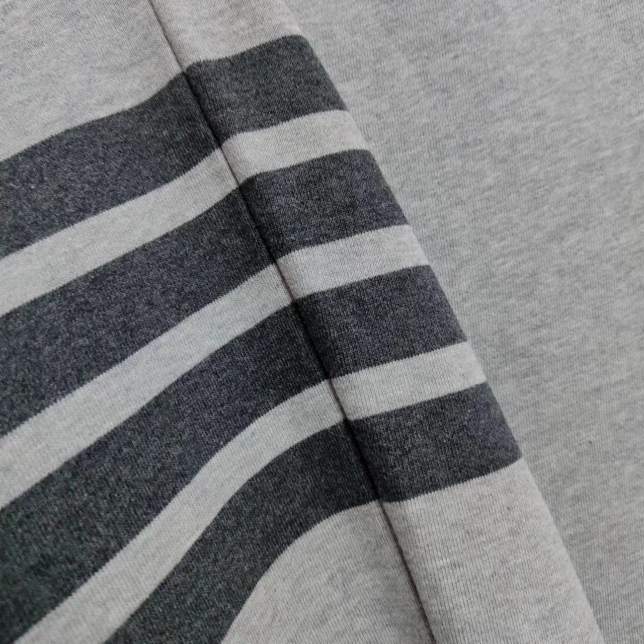 图片[6]-＃新春福利 THOM BROWNE 汤姆布朗. TB灰条蓝条色织四条杠长裤 所有材料辅料均原版开模 成本1xx 清仓福利 高端私域跑量神器 懂工艺的铁子一眼秒懂！高级感，全藏在看不见的加工细节里，拒绝市场通货偷工减料，每一处都对标品牌原厂工艺： ✅ 四杠对位拼接工艺：侧边标志性四杠并非简单印花，采用高密度纯棉织带手工对位缝合，针距均匀密致，久穿洗水不脱线、不移位，左右四杠精准对称，这是通货做不到的细节； ✅ 口袋&腰部双重包边：内里口袋全做加密包边处理，腰部红白蓝织带包边一体成型，不磨腰、不脱散，运动拉扯也不易变形； ✅ 定制螺纹与全套辅料：裤脚定制高弹罗纹，经过多次拉伸测试仍能回弹紧致，不松垮堆堆；腰头抽绳、金属气眼、侧边皮质标，全套原厂级辅料，质感摸得到； ✅ 立体剪裁工艺：按人体工学做收腿版型，裆部加固缝合，避免运动开裂，兼顾版型利落与穿着舒适度。 TB长裤色织经典色织灰、蓝彩条四条杠长卫裤 ZP面料色织定制 380克重经典毛圈棉 高清还原细节 做工精细 采用进口缝纫设备缝制 针距细密 螺纹裤头定制弹性织成 五金裤绳可转动 男女同款⚠️+专柜包装防尘袋 三标齐 高版本-选品中心