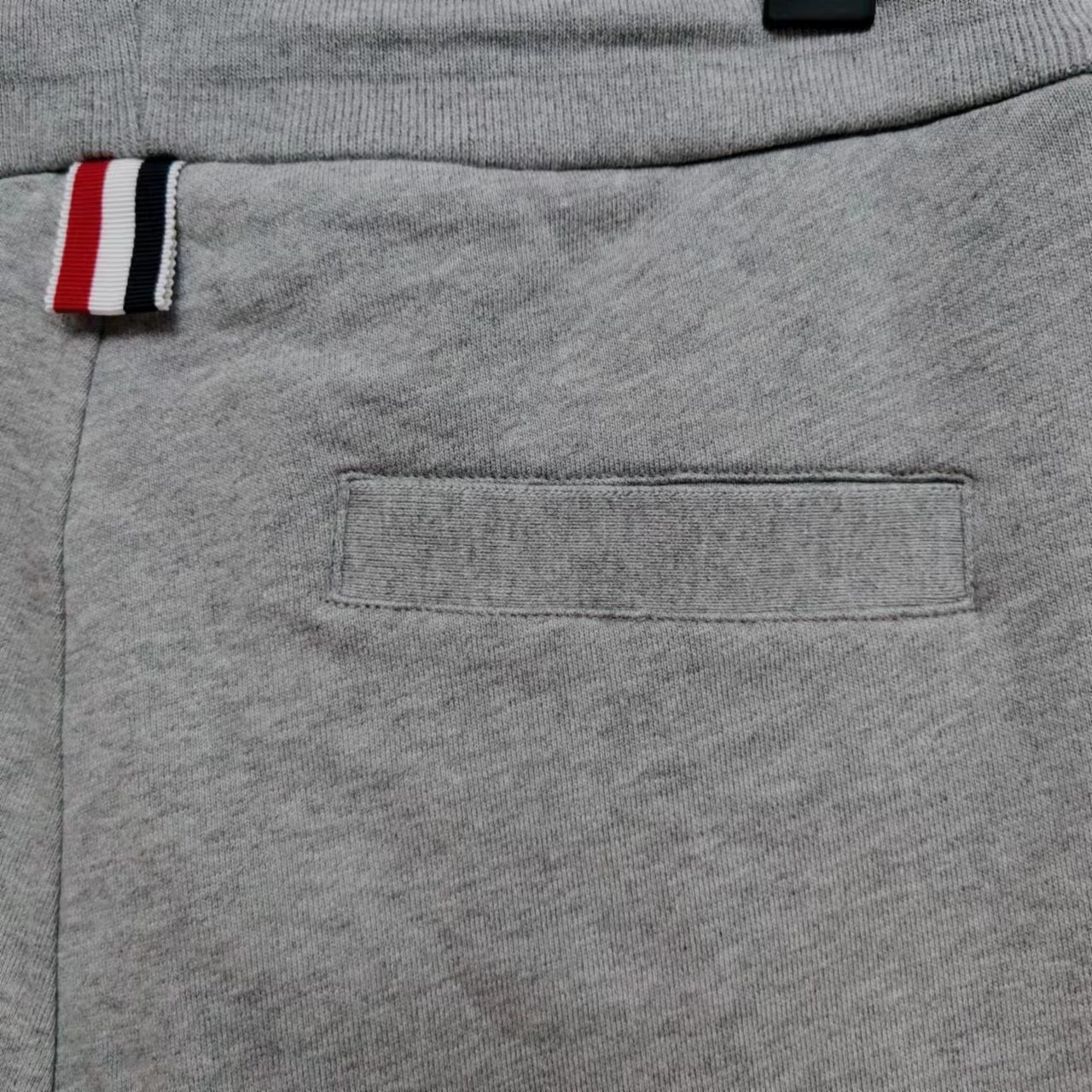 图片[7]-＃新春福利 THOM BROWNE 汤姆布朗. TB灰条蓝条色织四条杠长裤 所有材料辅料均原版开模 成本1xx 清仓福利 高端私域跑量神器 懂工艺的铁子一眼秒懂！高级感，全藏在看不见的加工细节里，拒绝市场通货偷工减料，每一处都对标品牌原厂工艺： ✅ 四杠对位拼接工艺：侧边标志性四杠并非简单印花，采用高密度纯棉织带手工对位缝合，针距均匀密致，久穿洗水不脱线、不移位，左右四杠精准对称，这是通货做不到的细节； ✅ 口袋&腰部双重包边：内里口袋全做加密包边处理，腰部红白蓝织带包边一体成型，不磨腰、不脱散，运动拉扯也不易变形； ✅ 定制螺纹与全套辅料：裤脚定制高弹罗纹，经过多次拉伸测试仍能回弹紧致，不松垮堆堆；腰头抽绳、金属气眼、侧边皮质标，全套原厂级辅料，质感摸得到； ✅ 立体剪裁工艺：按人体工学做收腿版型，裆部加固缝合，避免运动开裂，兼顾版型利落与穿着舒适度。 TB长裤色织经典色织灰、蓝彩条四条杠长卫裤 ZP面料色织定制 380克重经典毛圈棉 高清还原细节 做工精细 采用进口缝纫设备缝制 针距细密 螺纹裤头定制弹性织成 五金裤绳可转动 男女同款⚠️+专柜包装防尘袋 三标齐 高版本-选品中心