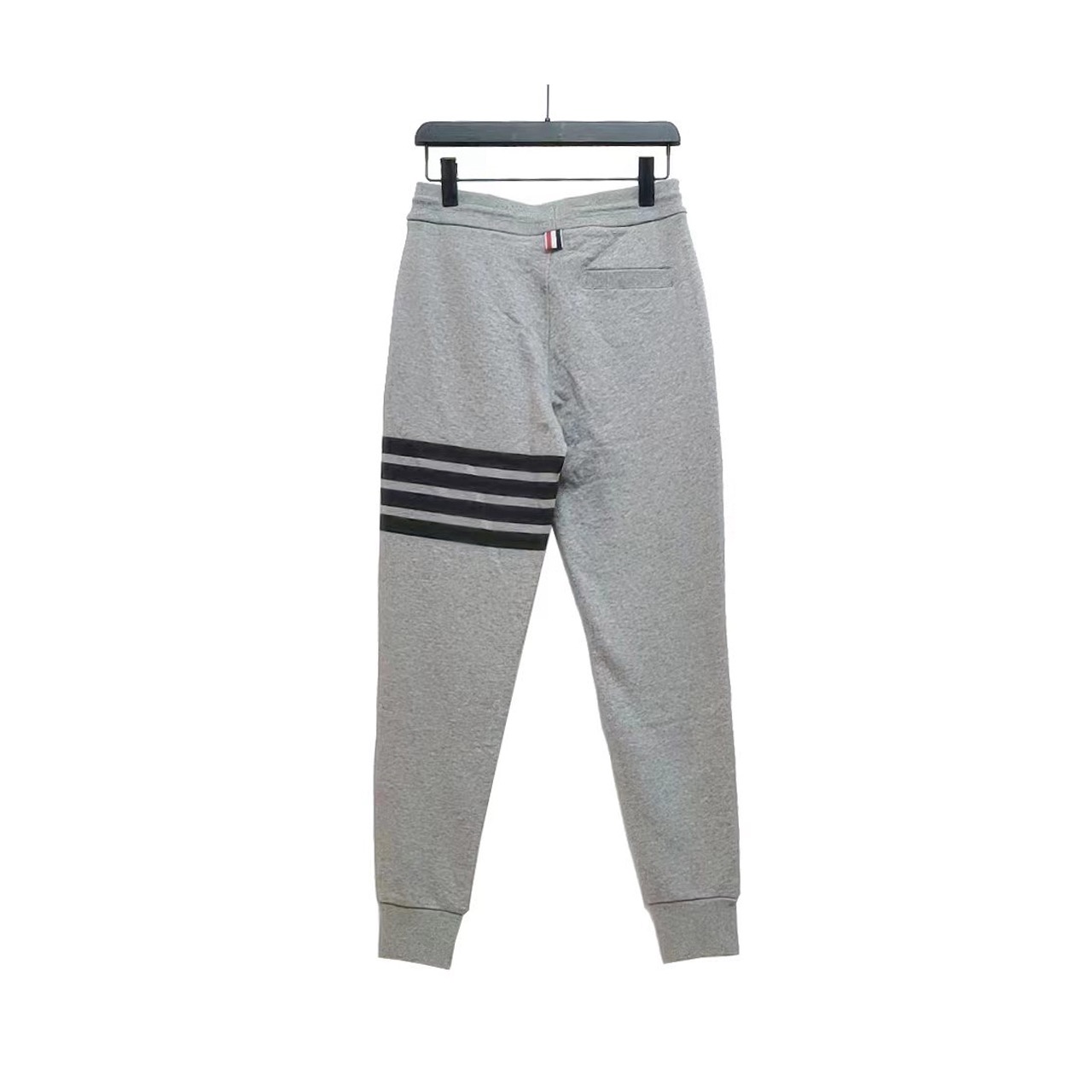 图片[2]-＃新春福利 THOM BROWNE 汤姆布朗. TB灰条蓝条色织四条杠长裤 所有材料辅料均原版开模 成本1xx 清仓福利 高端私域跑量神器 懂工艺的铁子一眼秒懂！高级感，全藏在看不见的加工细节里，拒绝市场通货偷工减料，每一处都对标品牌原厂工艺： ✅ 四杠对位拼接工艺：侧边标志性四杠并非简单印花，采用高密度纯棉织带手工对位缝合，针距均匀密致，久穿洗水不脱线、不移位，左右四杠精准对称，这是通货做不到的细节； ✅ 口袋&腰部双重包边：内里口袋全做加密包边处理，腰部红白蓝织带包边一体成型，不磨腰、不脱散，运动拉扯也不易变形； ✅ 定制螺纹与全套辅料：裤脚定制高弹罗纹，经过多次拉伸测试仍能回弹紧致，不松垮堆堆；腰头抽绳、金属气眼、侧边皮质标，全套原厂级辅料，质感摸得到； ✅ 立体剪裁工艺：按人体工学做收腿版型，裆部加固缝合，避免运动开裂，兼顾版型利落与穿着舒适度。 TB长裤色织经典色织灰、蓝彩条四条杠长卫裤 ZP面料色织定制 380克重经典毛圈棉 高清还原细节 做工精细 采用进口缝纫设备缝制 针距细密 螺纹裤头定制弹性织成 五金裤绳可转动 男女同款⚠️+专柜包装防尘袋 三标齐 高版本-选品中心