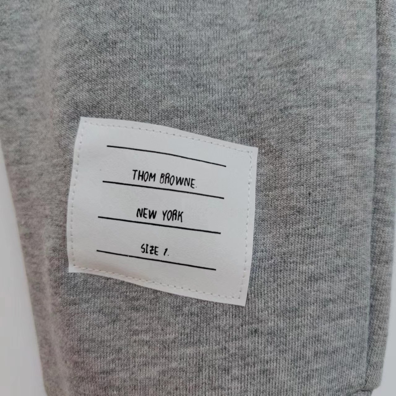 图片[8]-＃新春福利 THOM BROWNE 汤姆布朗. TB灰条蓝条色织四条杠长裤 所有材料辅料均原版开模 成本1xx 清仓福利 高端私域跑量神器 懂工艺的铁子一眼秒懂！高级感，全藏在看不见的加工细节里，拒绝市场通货偷工减料，每一处都对标品牌原厂工艺： ✅ 四杠对位拼接工艺：侧边标志性四杠并非简单印花，采用高密度纯棉织带手工对位缝合，针距均匀密致，久穿洗水不脱线、不移位，左右四杠精准对称，这是通货做不到的细节； ✅ 口袋&腰部双重包边：内里口袋全做加密包边处理，腰部红白蓝织带包边一体成型，不磨腰、不脱散，运动拉扯也不易变形； ✅ 定制螺纹与全套辅料：裤脚定制高弹罗纹，经过多次拉伸测试仍能回弹紧致，不松垮堆堆；腰头抽绳、金属气眼、侧边皮质标，全套原厂级辅料，质感摸得到； ✅ 立体剪裁工艺：按人体工学做收腿版型，裆部加固缝合，避免运动开裂，兼顾版型利落与穿着舒适度。 TB长裤色织经典色织灰、蓝彩条四条杠长卫裤 ZP面料色织定制 380克重经典毛圈棉 高清还原细节 做工精细 采用进口缝纫设备缝制 针距细密 螺纹裤头定制弹性织成 五金裤绳可转动 男女同款⚠️+专柜包装防尘袋 三标齐 高版本-选品中心