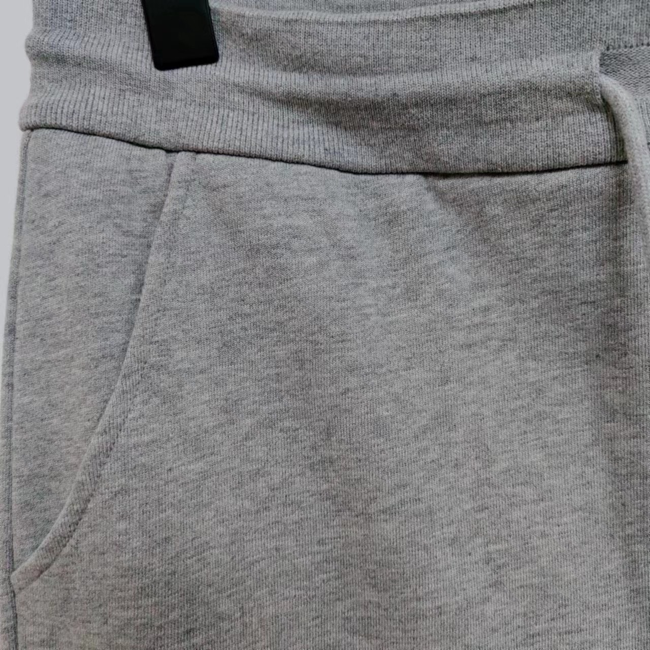 图片[9]-＃新春福利 THOM BROWNE 汤姆布朗. TB灰条蓝条色织四条杠长裤 所有材料辅料均原版开模 成本1xx 清仓福利 高端私域跑量神器 懂工艺的铁子一眼秒懂！高级感，全藏在看不见的加工细节里，拒绝市场通货偷工减料，每一处都对标品牌原厂工艺： ✅ 四杠对位拼接工艺：侧边标志性四杠并非简单印花，采用高密度纯棉织带手工对位缝合，针距均匀密致，久穿洗水不脱线、不移位，左右四杠精准对称，这是通货做不到的细节； ✅ 口袋&腰部双重包边：内里口袋全做加密包边处理，腰部红白蓝织带包边一体成型，不磨腰、不脱散，运动拉扯也不易变形； ✅ 定制螺纹与全套辅料：裤脚定制高弹罗纹，经过多次拉伸测试仍能回弹紧致，不松垮堆堆；腰头抽绳、金属气眼、侧边皮质标，全套原厂级辅料，质感摸得到； ✅ 立体剪裁工艺：按人体工学做收腿版型，裆部加固缝合，避免运动开裂，兼顾版型利落与穿着舒适度。 TB长裤色织经典色织灰、蓝彩条四条杠长卫裤 ZP面料色织定制 380克重经典毛圈棉 高清还原细节 做工精细 采用进口缝纫设备缝制 针距细密 螺纹裤头定制弹性织成 五金裤绳可转动 男女同款⚠️+专柜包装防尘袋 三标齐 高版本-选品中心