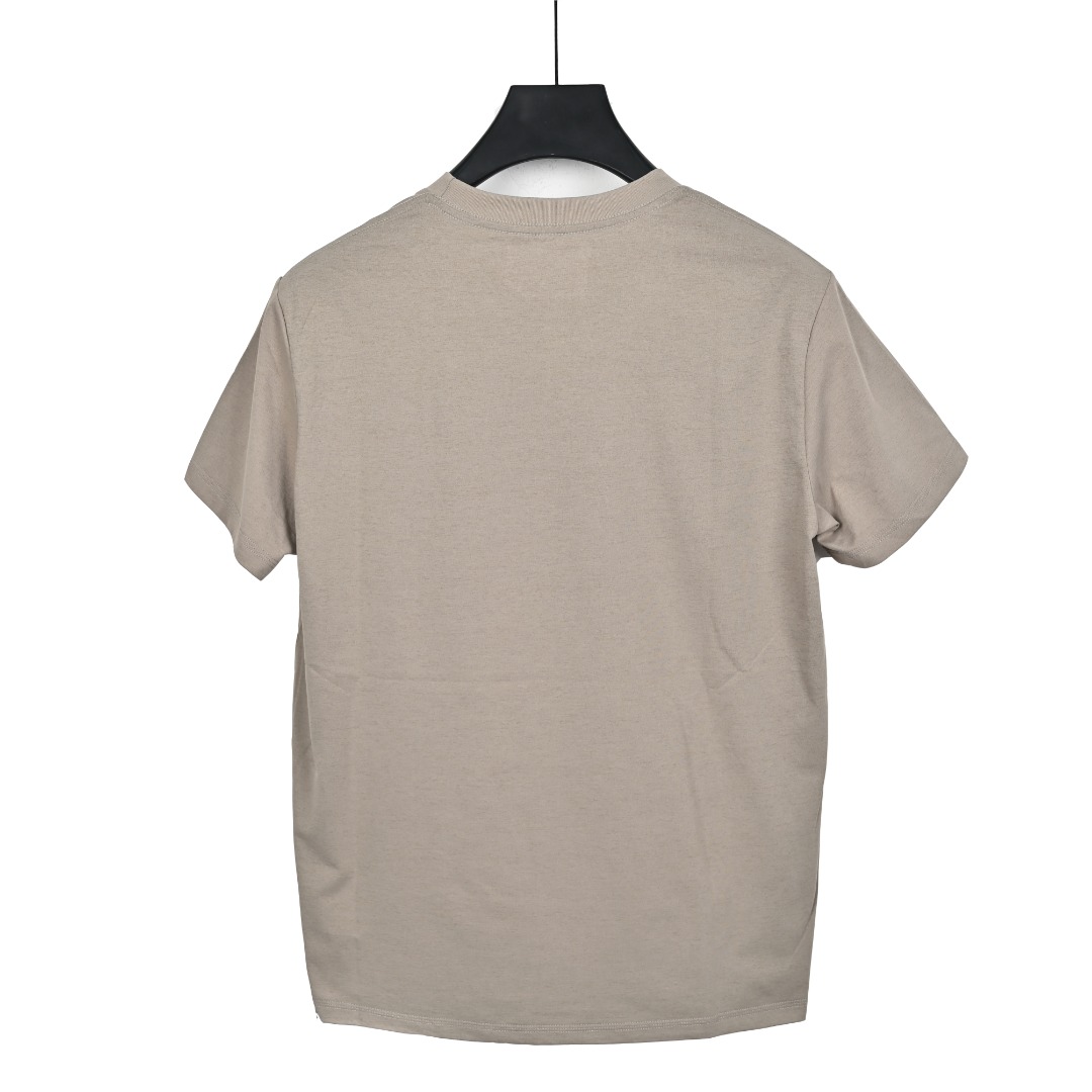 图片[2]-始祖鸟LEAF Word SS T-shirt｜军鸟级面料与工艺 深灰 卡其 两色全码接 真正的战术级舒适，藏在每一寸面料与毫米级加工里——这不是普通T恤，是为极端场景打磨的日常铠甲。 🔹 核心面料科技 采用100%有机长绒Pima棉，精选超长纤维织造，比普通棉更扎实、更耐造： • 高克重（约220g）肌理挺括，抗皱耐磨，久穿不易变形、起球，机洗后依旧平整如新； • 天然透气孔结构，贴肤不闷汗，夏季通勤、户外徒步都能保持干爽体感； • 有机种植认证，无化学残留，敏感肌也能放心贴身穿。 🔹 精密加工细节 • 3D立体剪裁：肩线、侧腰精准对位，修身不紧绷，抬手、弯腰无束缚，适配战术动作与日常通勤； • 双针锁边平缝工艺：所有接缝采用平整车线+锁边处理，无凸起摩擦感，久穿不开线、不磨肤； • 加固圆领设计：领口内置弹力包边条+双道车线，反复拉扯不易松垮，洗后不变形、不卷边； • 高牢度压胶印花：胸前始祖鸟骨架Logo与“LEAF”字样采用耐水洗压胶工艺，不掉色、不开裂，低调辨识度拉满； • 侧缝开衩+下摆微弧形：提升活动自由度，同时修饰身形，避免久坐后下摆上翘。 🔹 战术级耐用性 从面料密度到缝线密度，全程对标LEAF战术线标准：抗撕裂、耐摩擦，既能应对户外徒步、战术训练，也能胜任城市通勤、休闲穿搭，一件穿多年依旧质感在线。 懂工艺的人，一摸面料就知道差距——这才是始祖鸟级别的“低调硬核”。-选品中心