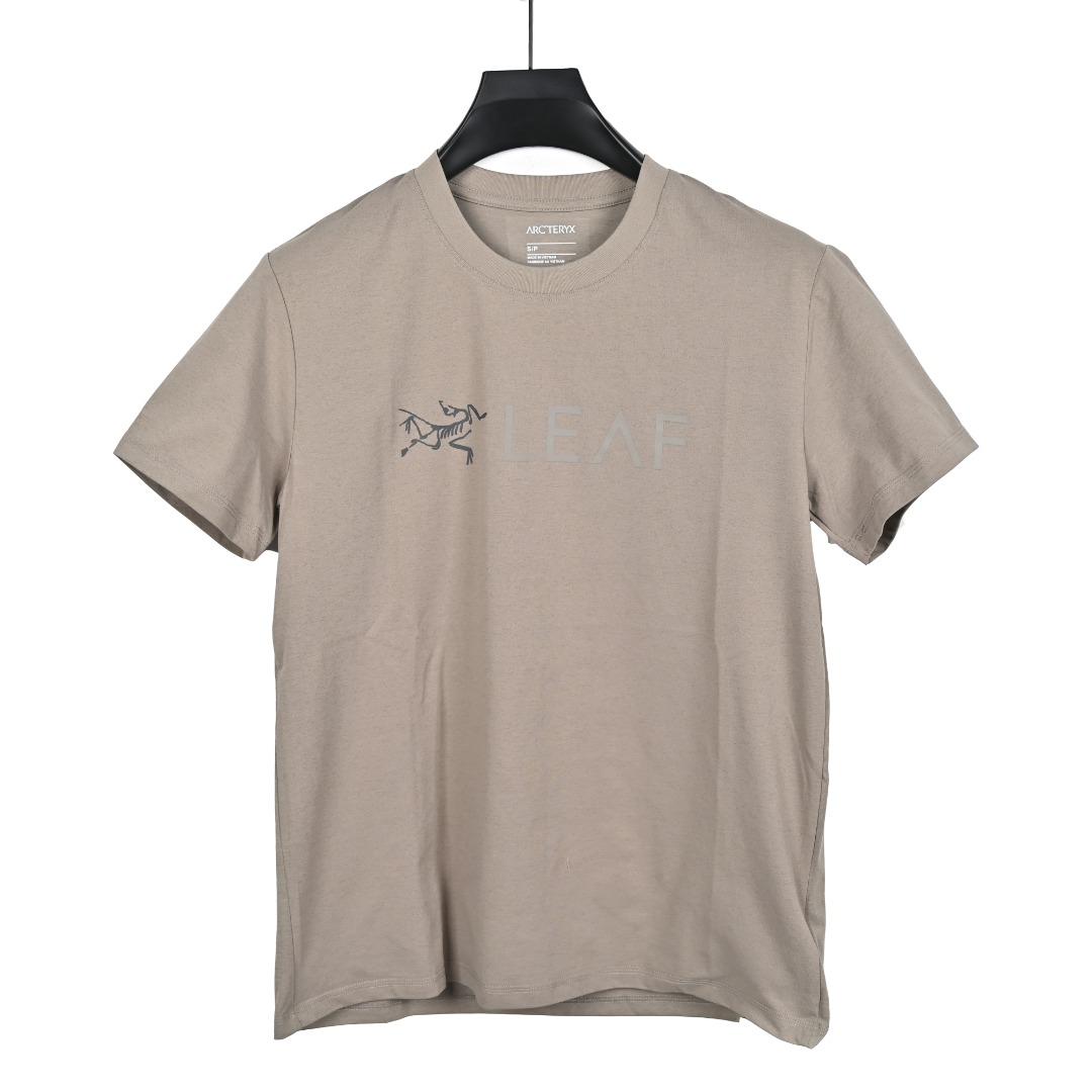 始祖鸟LEAF Word SS T-shirt｜军鸟级面料与工艺 深灰 卡其 两色全码接 真正的战术级舒适，藏在每一寸面料与毫米级加工里——这不是普通T恤，是为极端场景打磨的日常铠甲。 🔹 核心面料科技 采用100%有机长绒Pima棉，精选超长纤维织造，比普通棉更扎实、更耐造： • 高克重（约220g）肌理挺括，抗皱耐磨，久穿不易变形、起球，机洗后依旧平整如新； • 天然透气孔结构，贴肤不闷汗，夏季通勤、户外徒步都能保持干爽体感； • 有机种植认证，无化学残留，敏感肌也能放心贴身穿。 🔹 精密加工细节 • 3D立体剪裁：肩线、侧腰精准对位，修身不紧绷，抬手、弯腰无束缚，适配战术动作与日常通勤； • 双针锁边平缝工艺：所有接缝采用平整车线+锁边处理，无凸起摩擦感，久穿不开线、不磨肤； • 加固圆领设计：领口内置弹力包边条+双道车线，反复拉扯不易松垮，洗后不变形、不卷边； • 高牢度压胶印花：胸前始祖鸟骨架Logo与“LEAF”字样采用耐水洗压胶工艺，不掉色、不开裂，低调辨识度拉满； • 侧缝开衩+下摆微弧形：提升活动自由度，同时修饰身形，避免久坐后下摆上翘。 🔹 战术级耐用性 从面料密度到缝线密度，全程对标LEAF战术线标准：抗撕裂、耐摩擦，既能应对户外徒步、战术训练，也能胜任城市通勤、休闲穿搭，一件穿多年依旧质感在线。 懂工艺的人，一摸面料就知道差距——这才是始祖鸟级别的“低调硬核”。-选品中心