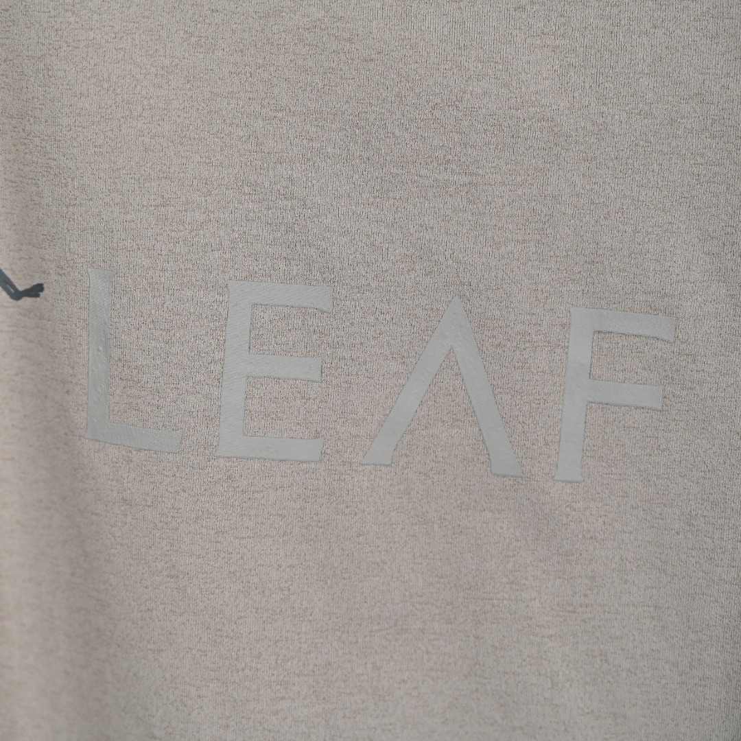 图片[5]-始祖鸟LEAF Word SS T-shirt｜军鸟级面料与工艺 深灰 卡其 两色全码接 真正的战术级舒适，藏在每一寸面料与毫米级加工里——这不是普通T恤，是为极端场景打磨的日常铠甲。 🔹 核心面料科技 采用100%有机长绒Pima棉，精选超长纤维织造，比普通棉更扎实、更耐造： • 高克重（约220g）肌理挺括，抗皱耐磨，久穿不易变形、起球，机洗后依旧平整如新； • 天然透气孔结构，贴肤不闷汗，夏季通勤、户外徒步都能保持干爽体感； • 有机种植认证，无化学残留，敏感肌也能放心贴身穿。 🔹 精密加工细节 • 3D立体剪裁：肩线、侧腰精准对位，修身不紧绷，抬手、弯腰无束缚，适配战术动作与日常通勤； • 双针锁边平缝工艺：所有接缝采用平整车线+锁边处理，无凸起摩擦感，久穿不开线、不磨肤； • 加固圆领设计：领口内置弹力包边条+双道车线，反复拉扯不易松垮，洗后不变形、不卷边； • 高牢度压胶印花：胸前始祖鸟骨架Logo与“LEAF”字样采用耐水洗压胶工艺，不掉色、不开裂，低调辨识度拉满； • 侧缝开衩+下摆微弧形：提升活动自由度，同时修饰身形，避免久坐后下摆上翘。 🔹 战术级耐用性 从面料密度到缝线密度，全程对标LEAF战术线标准：抗撕裂、耐摩擦，既能应对户外徒步、战术训练，也能胜任城市通勤、休闲穿搭，一件穿多年依旧质感在线。 懂工艺的人，一摸面料就知道差距——这才是始祖鸟级别的“低调硬核”。-选品中心