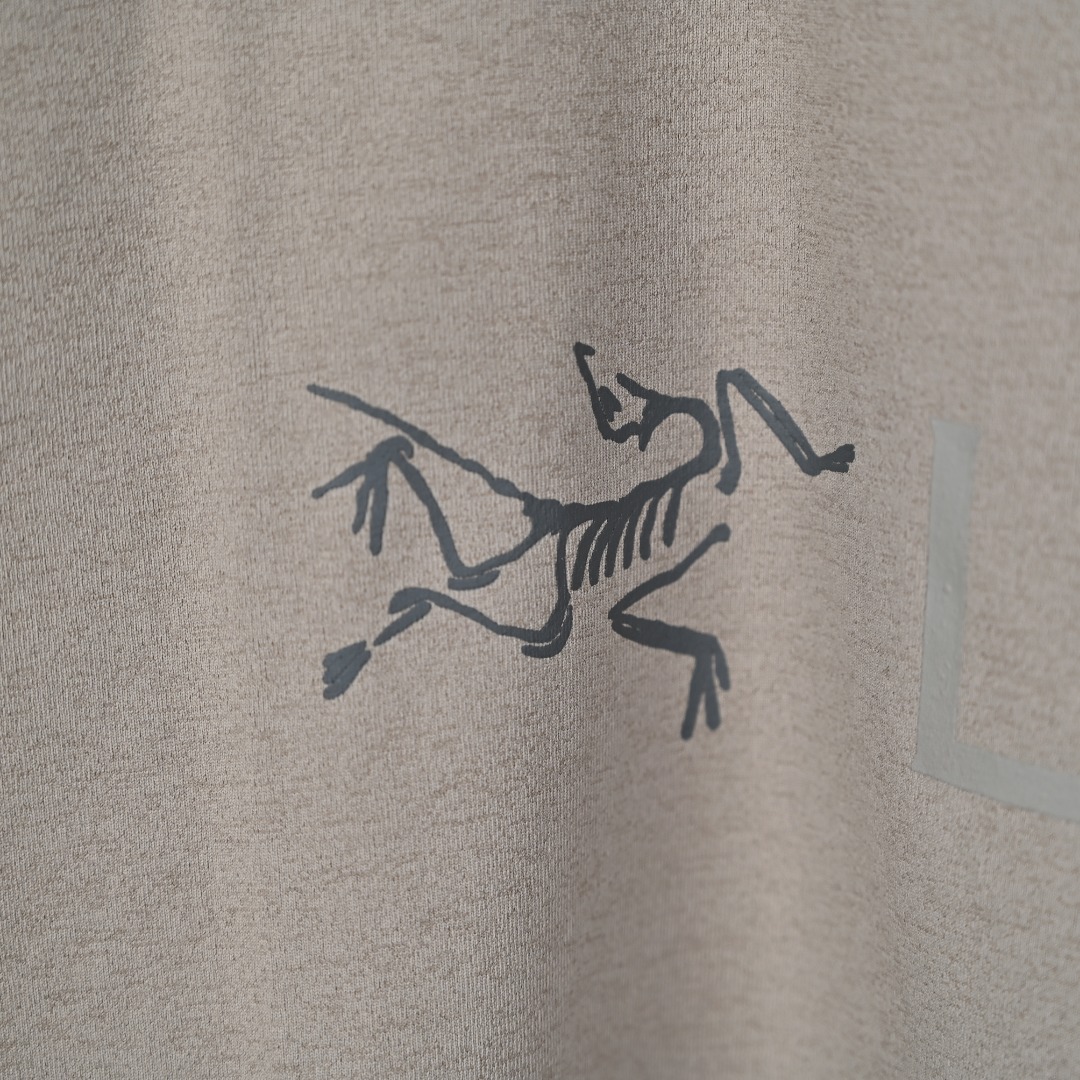 图片[4]-始祖鸟LEAF Word SS T-shirt｜军鸟级面料与工艺 深灰 卡其 两色全码接 真正的战术级舒适，藏在每一寸面料与毫米级加工里——这不是普通T恤，是为极端场景打磨的日常铠甲。 🔹 核心面料科技 采用100%有机长绒Pima棉，精选超长纤维织造，比普通棉更扎实、更耐造： • 高克重（约220g）肌理挺括，抗皱耐磨，久穿不易变形、起球，机洗后依旧平整如新； • 天然透气孔结构，贴肤不闷汗，夏季通勤、户外徒步都能保持干爽体感； • 有机种植认证，无化学残留，敏感肌也能放心贴身穿。 🔹 精密加工细节 • 3D立体剪裁：肩线、侧腰精准对位，修身不紧绷，抬手、弯腰无束缚，适配战术动作与日常通勤； • 双针锁边平缝工艺：所有接缝采用平整车线+锁边处理，无凸起摩擦感，久穿不开线、不磨肤； • 加固圆领设计：领口内置弹力包边条+双道车线，反复拉扯不易松垮，洗后不变形、不卷边； • 高牢度压胶印花：胸前始祖鸟骨架Logo与“LEAF”字样采用耐水洗压胶工艺，不掉色、不开裂，低调辨识度拉满； • 侧缝开衩+下摆微弧形：提升活动自由度，同时修饰身形，避免久坐后下摆上翘。 🔹 战术级耐用性 从面料密度到缝线密度，全程对标LEAF战术线标准：抗撕裂、耐摩擦，既能应对户外徒步、战术训练，也能胜任城市通勤、休闲穿搭，一件穿多年依旧质感在线。 懂工艺的人，一摸面料就知道差距——这才是始祖鸟级别的“低调硬核”。-选品中心