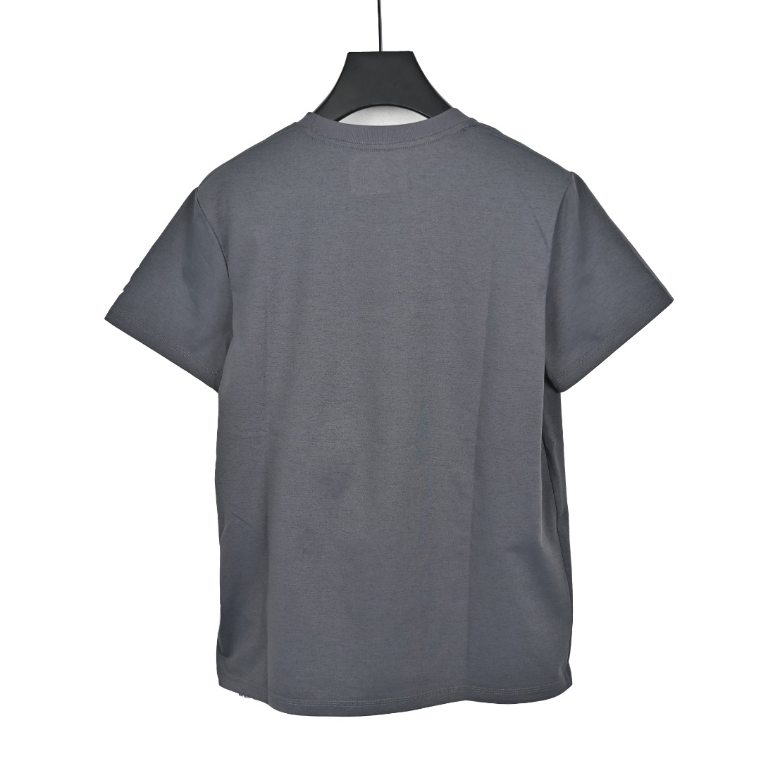 图片[2]-始祖鸟LEAF Word SS T-shirt｜军鸟级面料与工艺 深灰 卡其 两色全码接 真正的战术级舒适，藏在每一寸面料与毫米级加工里——这不是普通T恤，是为极端场景打磨的日常铠甲。 🔹 核心面料科技 采用100%有机长绒Pima棉，精选超长纤维织造，比普通棉更扎实、更耐造： • 高克重（约220g）肌理挺括，抗皱耐磨，久穿不易变形、起球，机洗后依旧平整如新； • 天然透气孔结构，贴肤不闷汗，夏季通勤、户外徒步都能保持干爽体感； • 有机种植认证，无化学残留，敏感肌也能放心贴身穿。 🔹 精密加工细节 • 3D立体剪裁：肩线、侧腰精准对位，修身不紧绷，抬手、弯腰无束缚，适配战术动作与日常通勤； • 双针锁边平缝工艺：所有接缝采用平整车线+锁边处理，无凸起摩擦感，久穿不开线、不磨肤； • 加固圆领设计：领口内置弹力包边条+双道车线，反复拉扯不易松垮，洗后不变形、不卷边； • 高牢度压胶印花：胸前始祖鸟骨架Logo与“LEAF”字样采用耐水洗压胶工艺，不掉色、不开裂，低调辨识度拉满； • 侧缝开衩+下摆微弧形：提升活动自由度，同时修饰身形，避免久坐后下摆上翘。 🔹 战术级耐用性 从面料密度到缝线密度，全程对标LEAF战术线标准：抗撕裂、耐摩擦，既能应对户外徒步、战术训练，也能胜任城市通勤、休闲穿搭，一件穿多年依旧质感在线。 懂工艺的人，一摸面料就知道差距——这才是始祖鸟级别的“低调硬核”。-选品中心